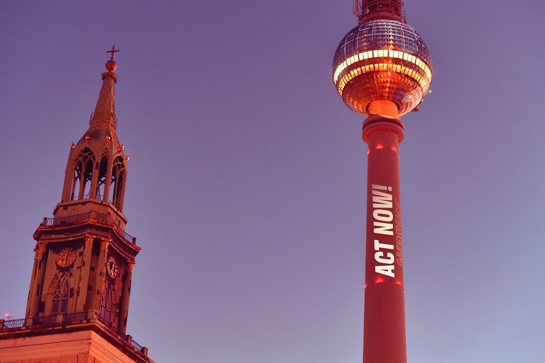 "Act Now" steht bei einer Protest-Aktion der Umweltschutz-Organisation Greenpeace am Fernsehturm. Die Aktivisten appellieren mit der Aktion an Bundeskanzler Merz, bei der anstehenden Weltklima-Konferenz in Brasilien mehr für den Klimaschutz zu tun.
