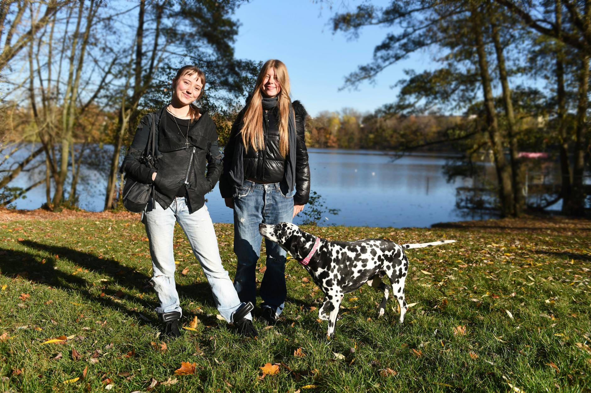 Lenja und Leni sind nicht einverstanden mit der Um-Mauerung des Weißen Sees. Sie wünschen sich ein oder zwei freie Badestelle. Auch für Hund Rio.