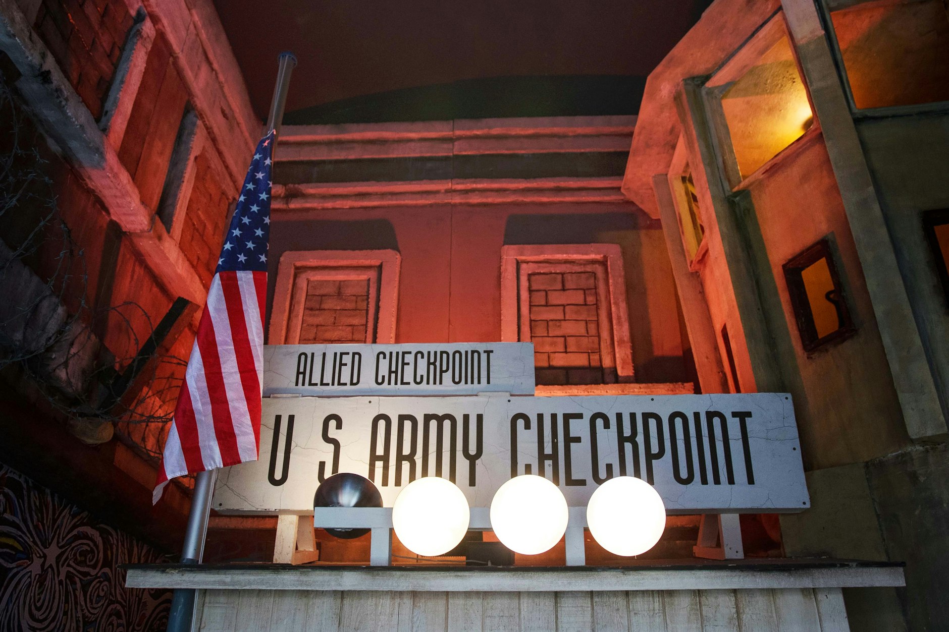 Der Escape Room Checkpoint Charlie lässt die Spieler zu Spionen werden, die zu Zeiten des Kalten Krieges Informationen beschaffen und verkaufen sollen.