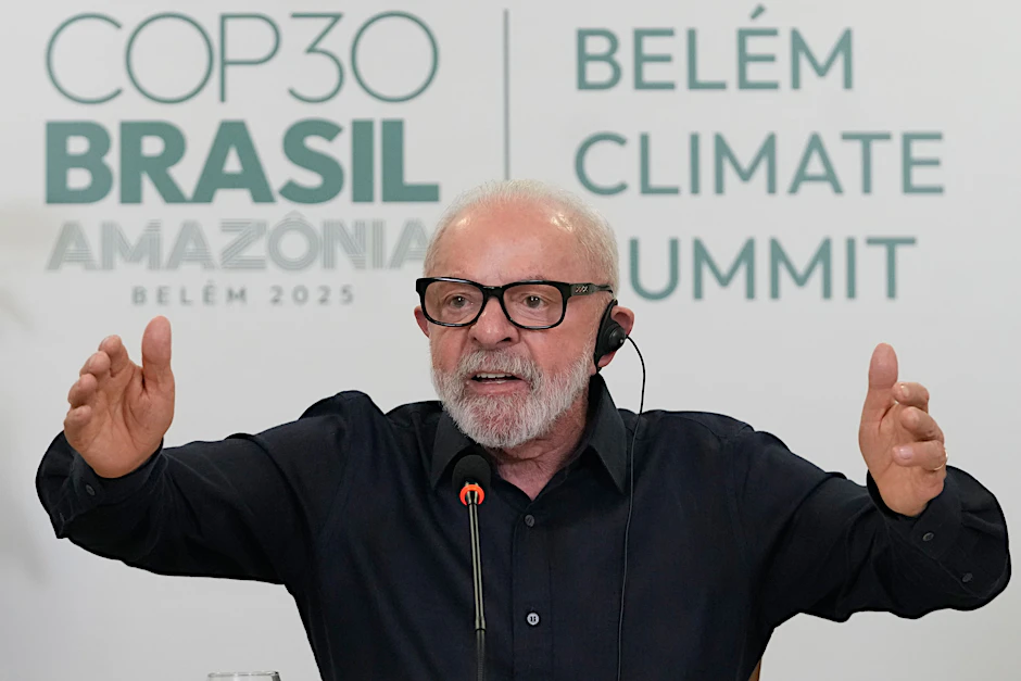 Brasilien Präsident Lula. So breit ist die Schneise durch den Regenwald.