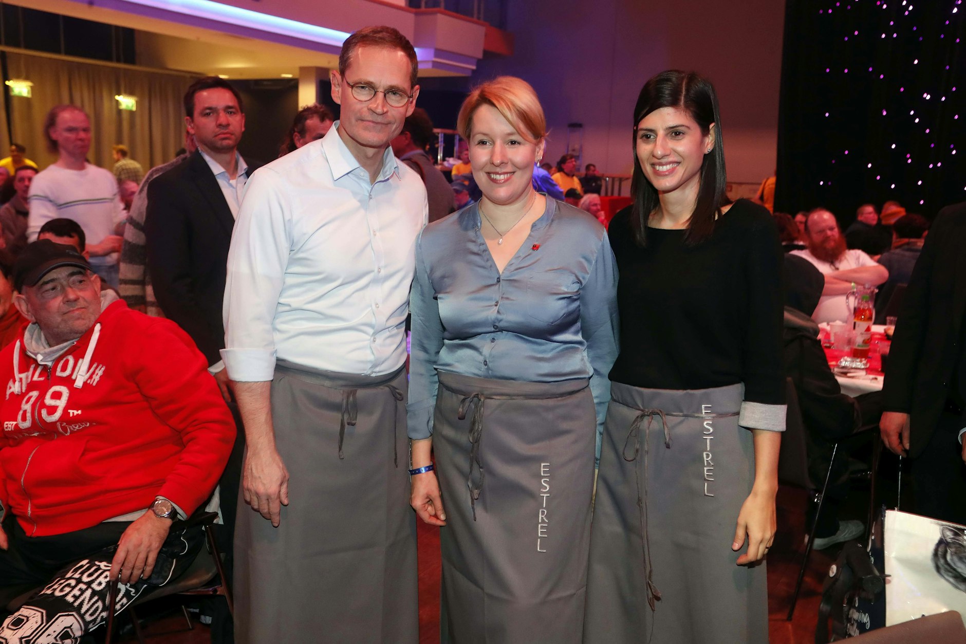 Frank Zanders 22. Weihnachtsfeier für Obdachlose im Hotel Estrel in Berlin.  Franziska Giffey serviert zusammen mit Michael Müller und ihrer heutigen Rivalin&nbsp;Derya Çağlar das Essen.