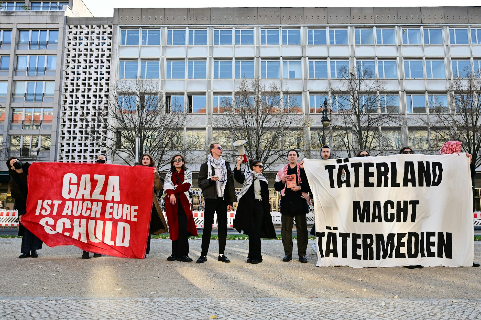 Pro-palästinensische Demonstranten stehen vor dem ZDF-Hauptstadtstudio im Zollernhof. Zuvor waren sie im Gebäude.