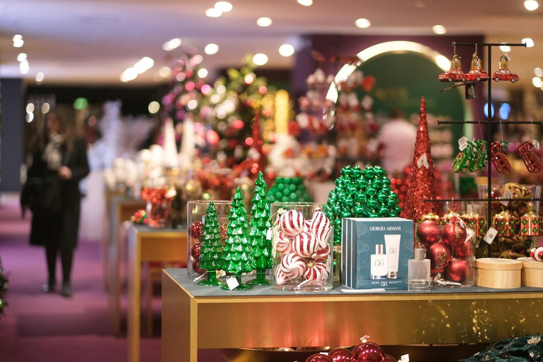 O mercado de Natal do KaDeWe espera receber visitantes neste domingo e promete encantar especialmente as crianças.