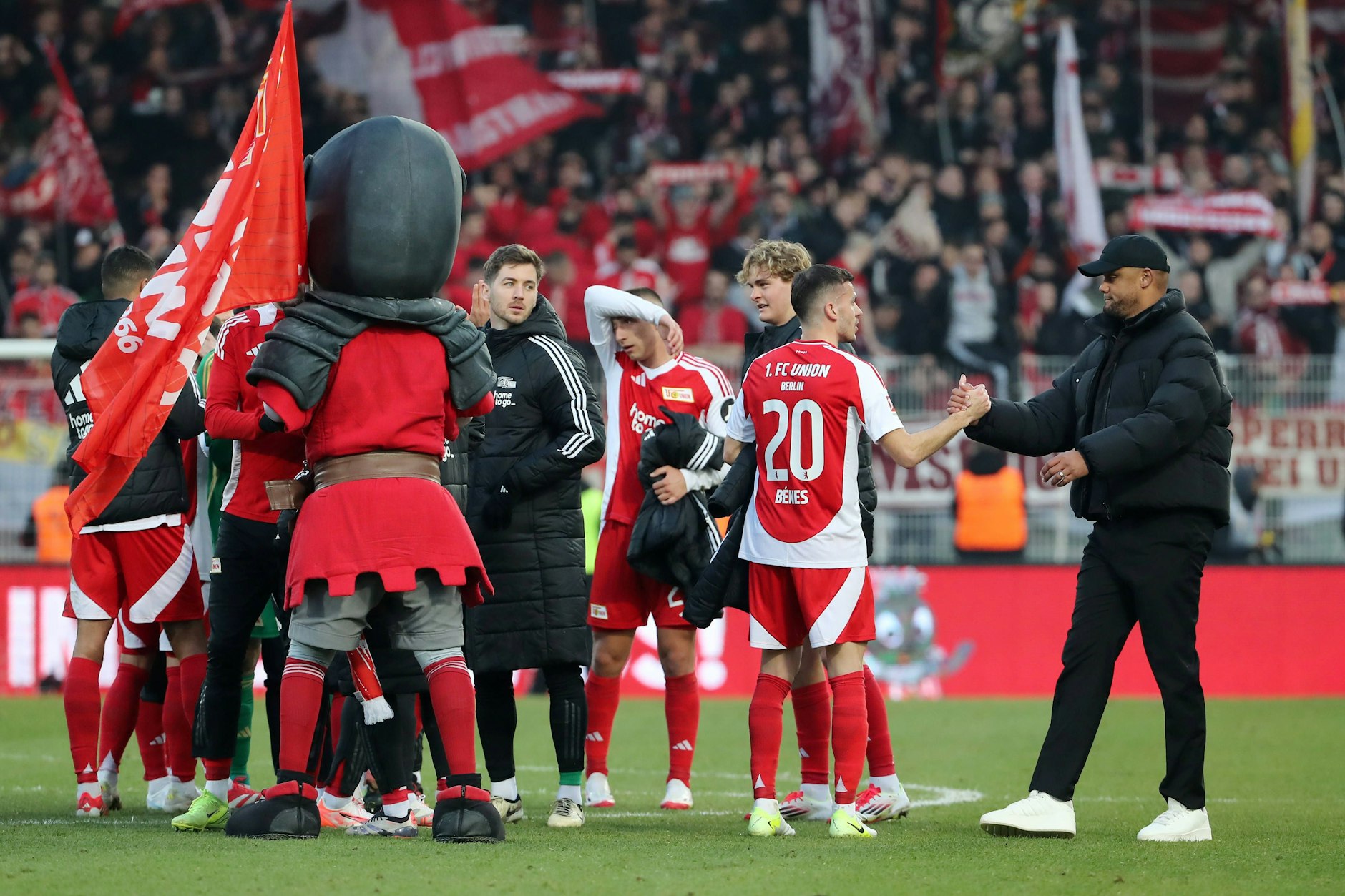Bayern-Trainer Vincent Kompany (r.) und sein Team konnten den 1. FC Union beim vorherigen Treffen im Stadion an der alten Försterei nicht besiegen.