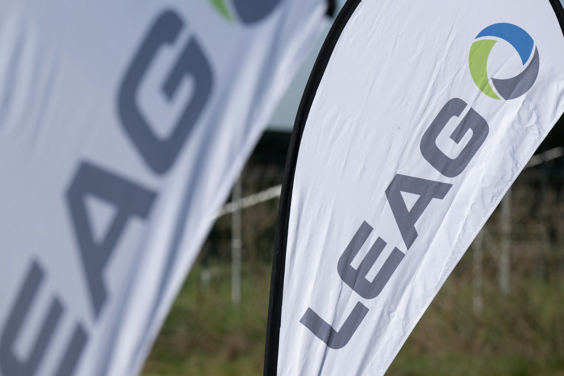 Flaggen mit dem Logo der Lausitz Energie AG (Leag) zur Eröffnung einer Photovoltaik-Freiflächenanlage (PV-Park)