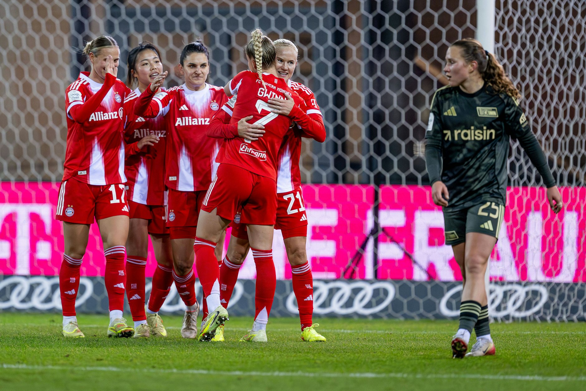 Ida Heikkinen (r.) und der 1. FC Union Berlin konnten dem FC Bayern meist nur hinterherschauen.