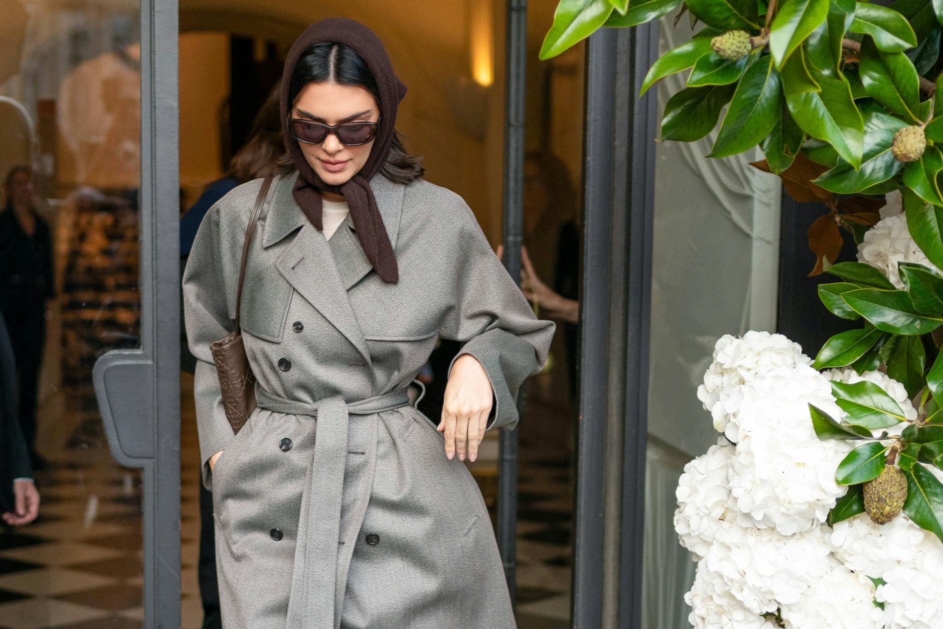 Kendall Jenner trägt das Dreieckstuch beim Shoppen in Paris. Was sie trägt, wird oft Trend.