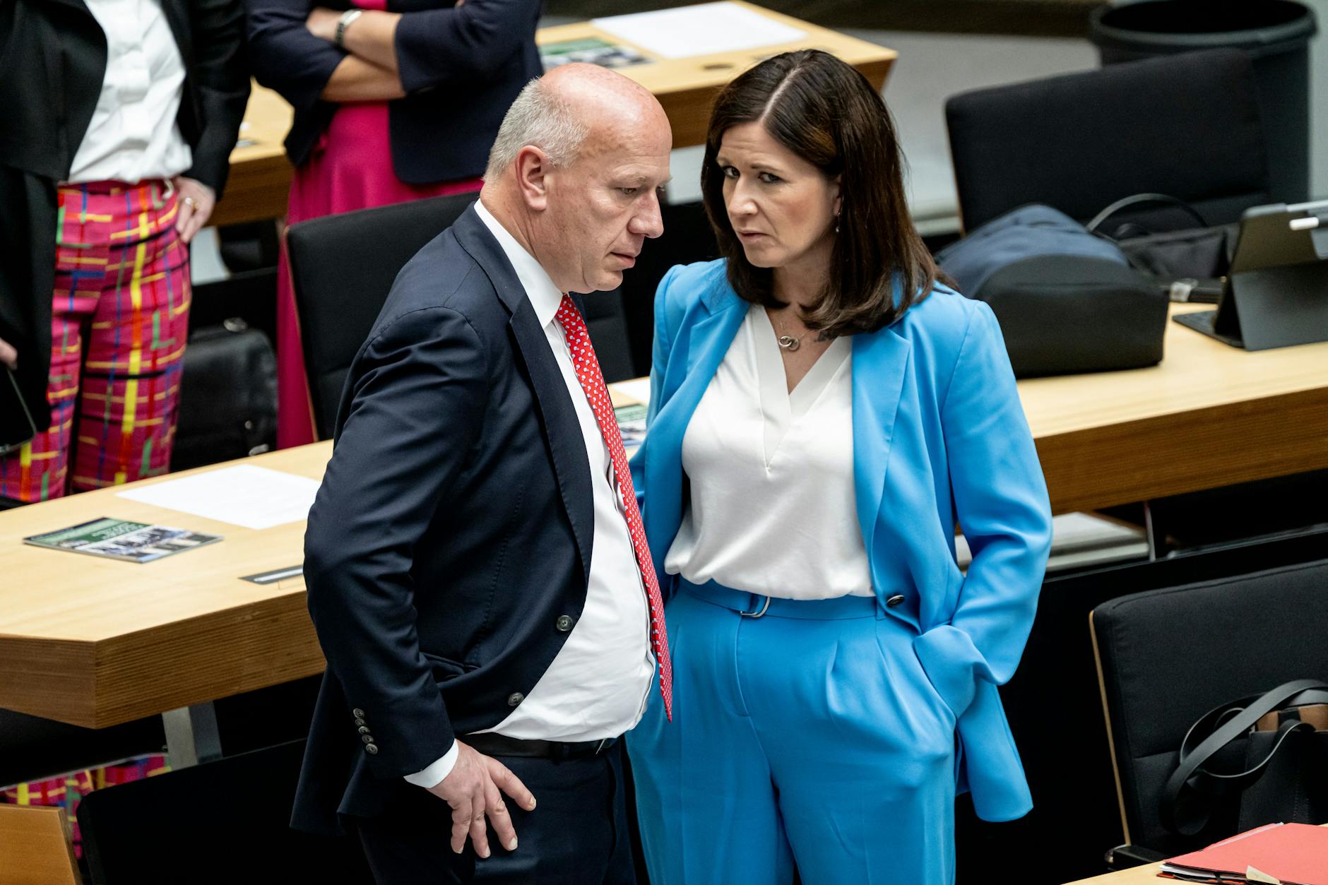 Kai Wegner (CDU), Regierender Bürgermeister von Berlin, spricht mit Katharina Günther-Wünsch (CDU), Berliner Senatorin für Bildung, Jugend und Familie, vor der Plenarsitzung des Berliner Abgeordnetenhaus