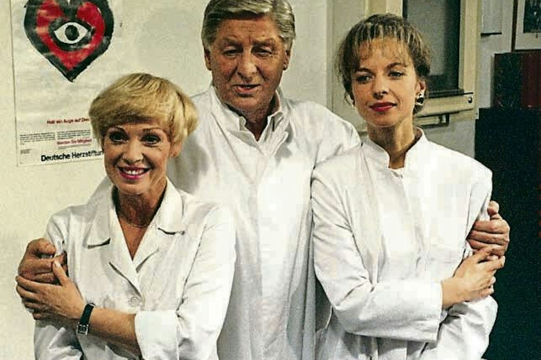 Als Gabi Köhler feierte Anita Kupsch, hier an der Seite von Günther Pfitzmann und <a href="https://de.wikipedia.org/wiki/Mareike_Carri%C3%A8re">Mareike Carrière</a>, in „Praxis Bülowbogen“ ihren großen Durchbruch.