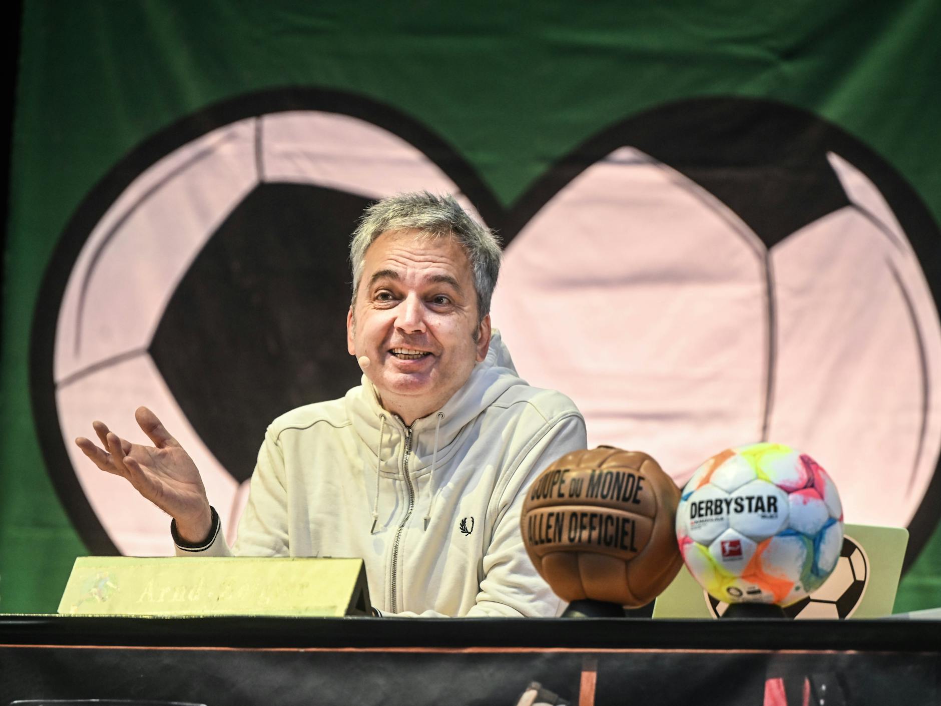WDR-Sportmoderator Arnd Zeigler bei seiner Sendung "Zeiglers wunderwabre Welt des Fußballst". Bei der präsentiert er immer das Kacktor des Monats.