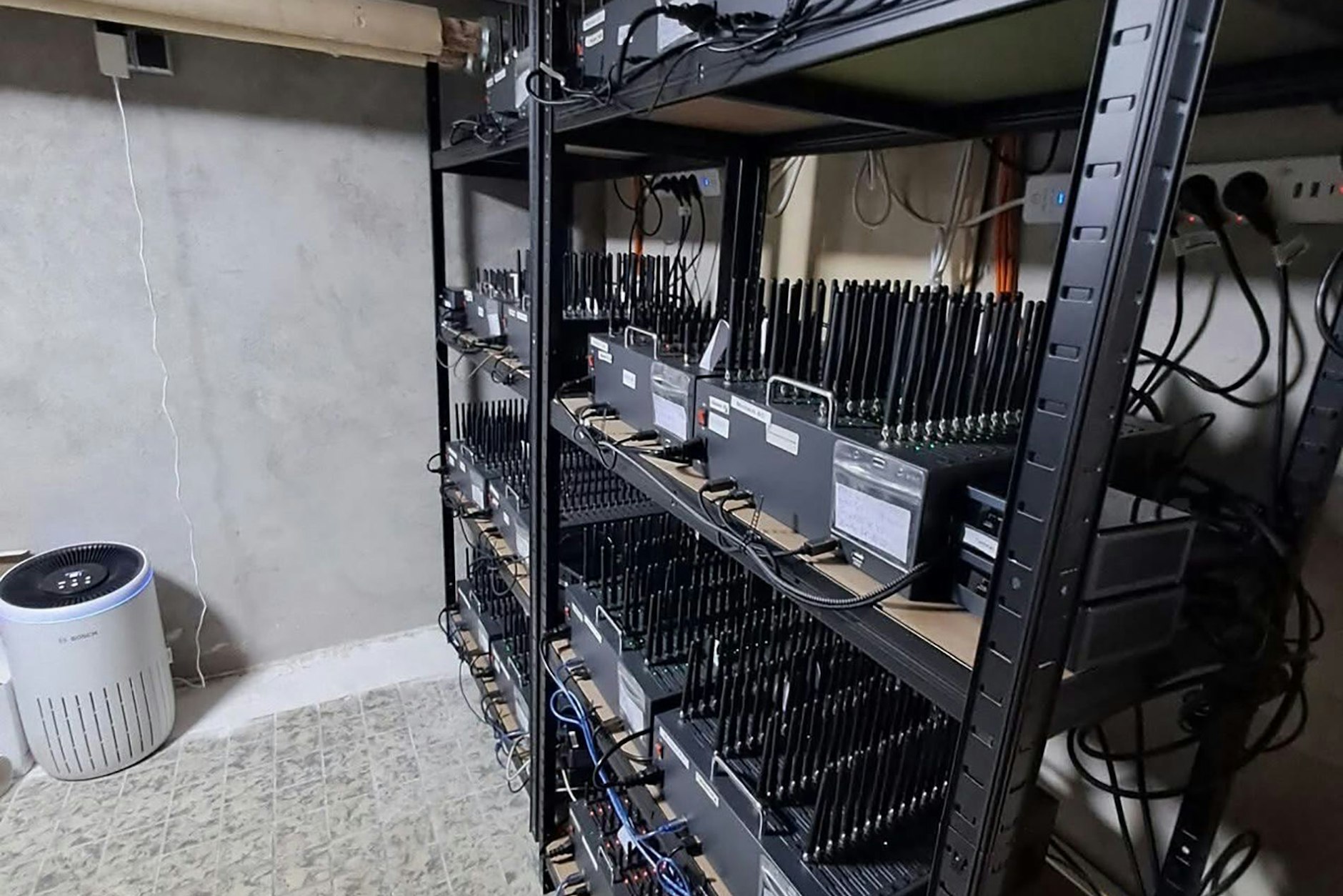 Die Berliner Polizei beschlagnahmte Computer und Technik zum Abschicken von Massen-SMS, die eine Bande von Cyber-Betrügern einsetzte, um bei Opfern private Daten abzufischen.