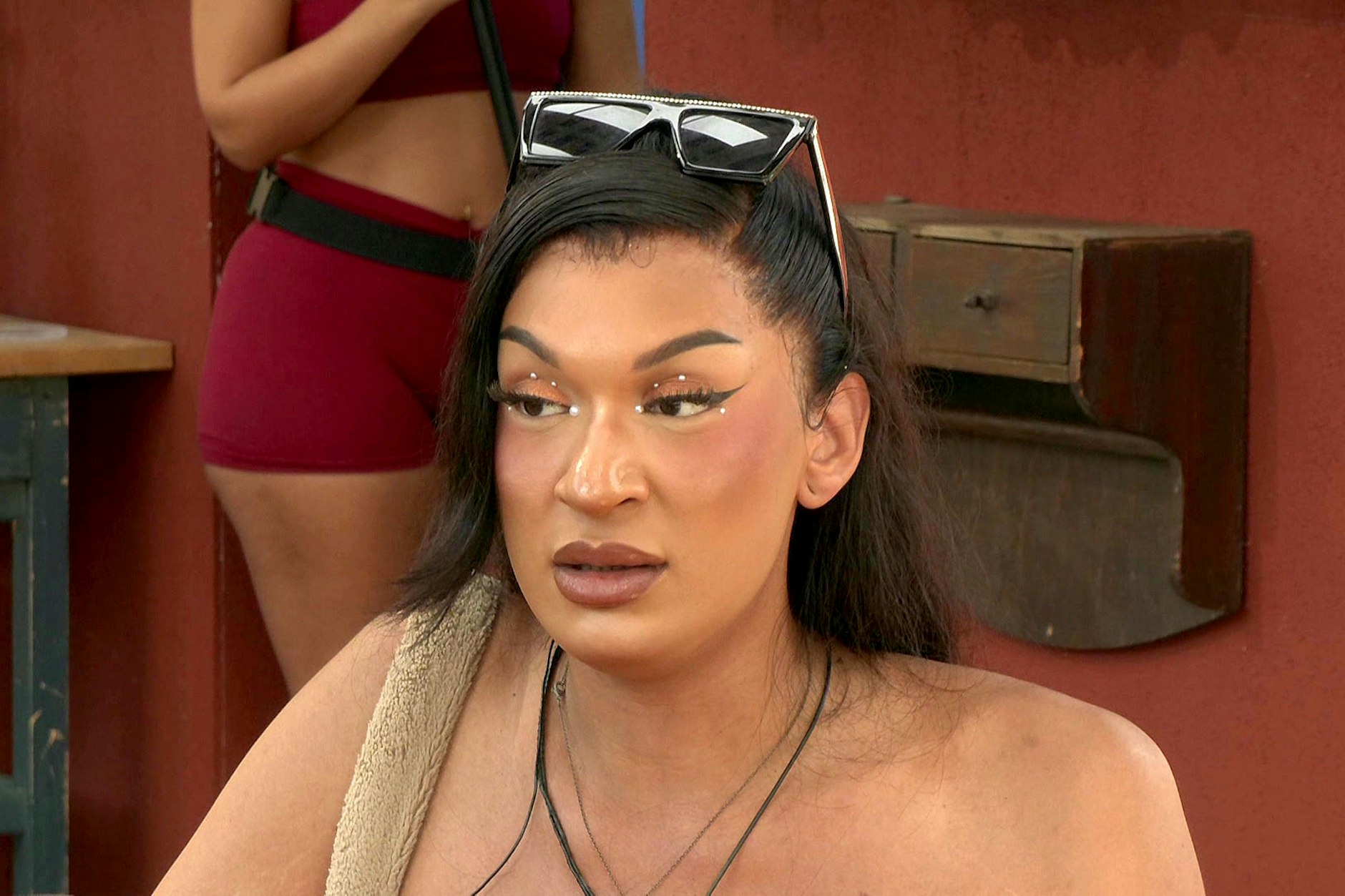 Auf dem „Promihof“ kommt es mit Chelsea, bekannt als „Muddern“, zum Eklat.