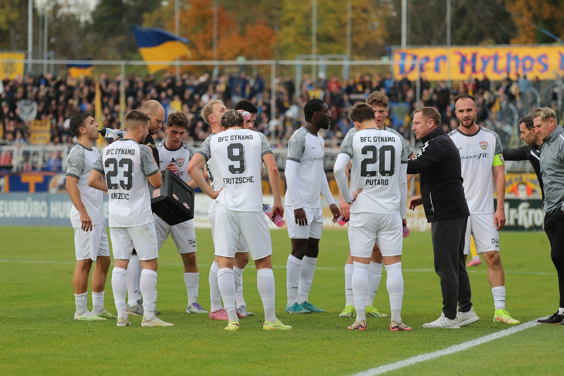 BFC-Trainer Dennis Kutrieb motiviert seine Dynamos.