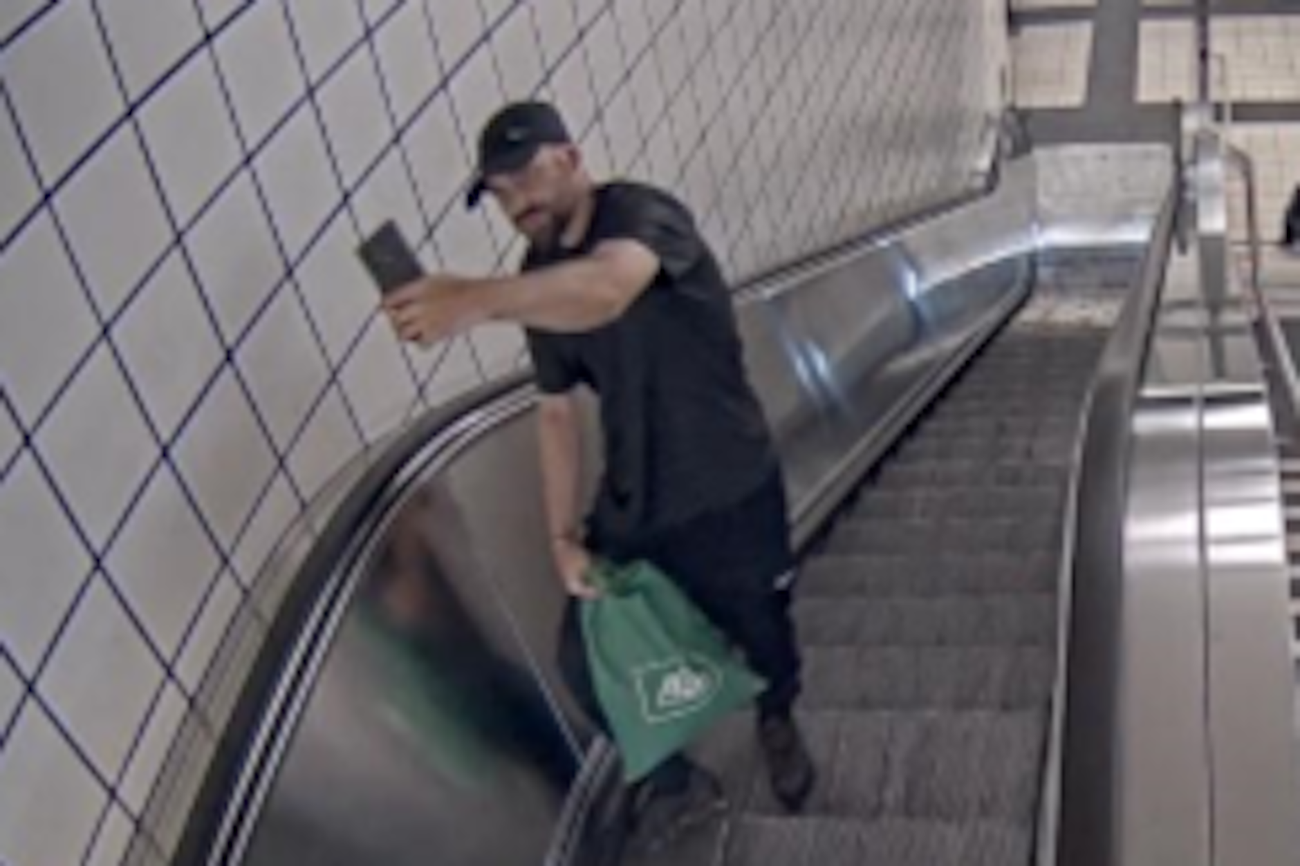 Er hat auf eine U-Bahn geschossen! Wer kennt ihn? Polizei fahndet mit Fotos
