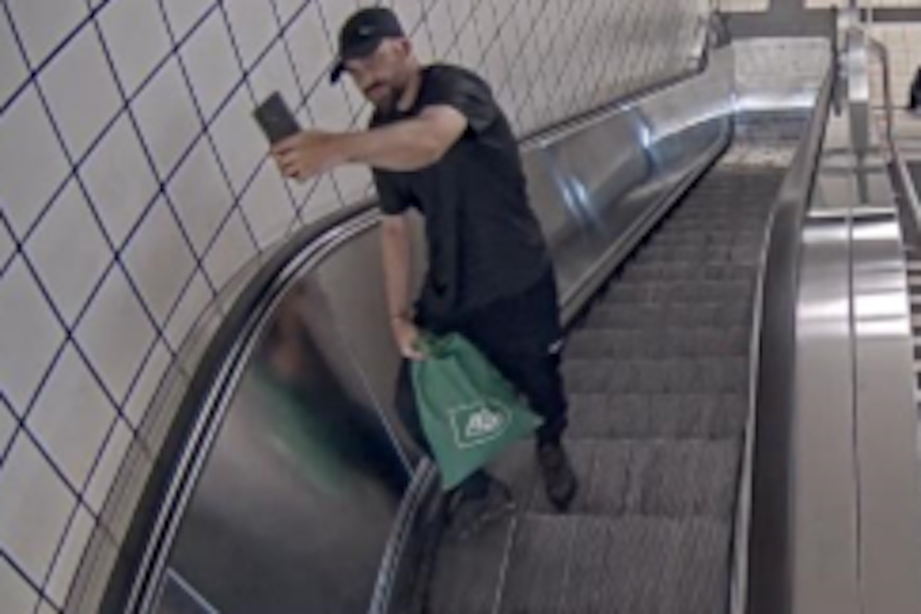 Wer kennt diesen Mann? Er soll in Berlin-Wittenau auf eine U-Bahn geschossen haben.