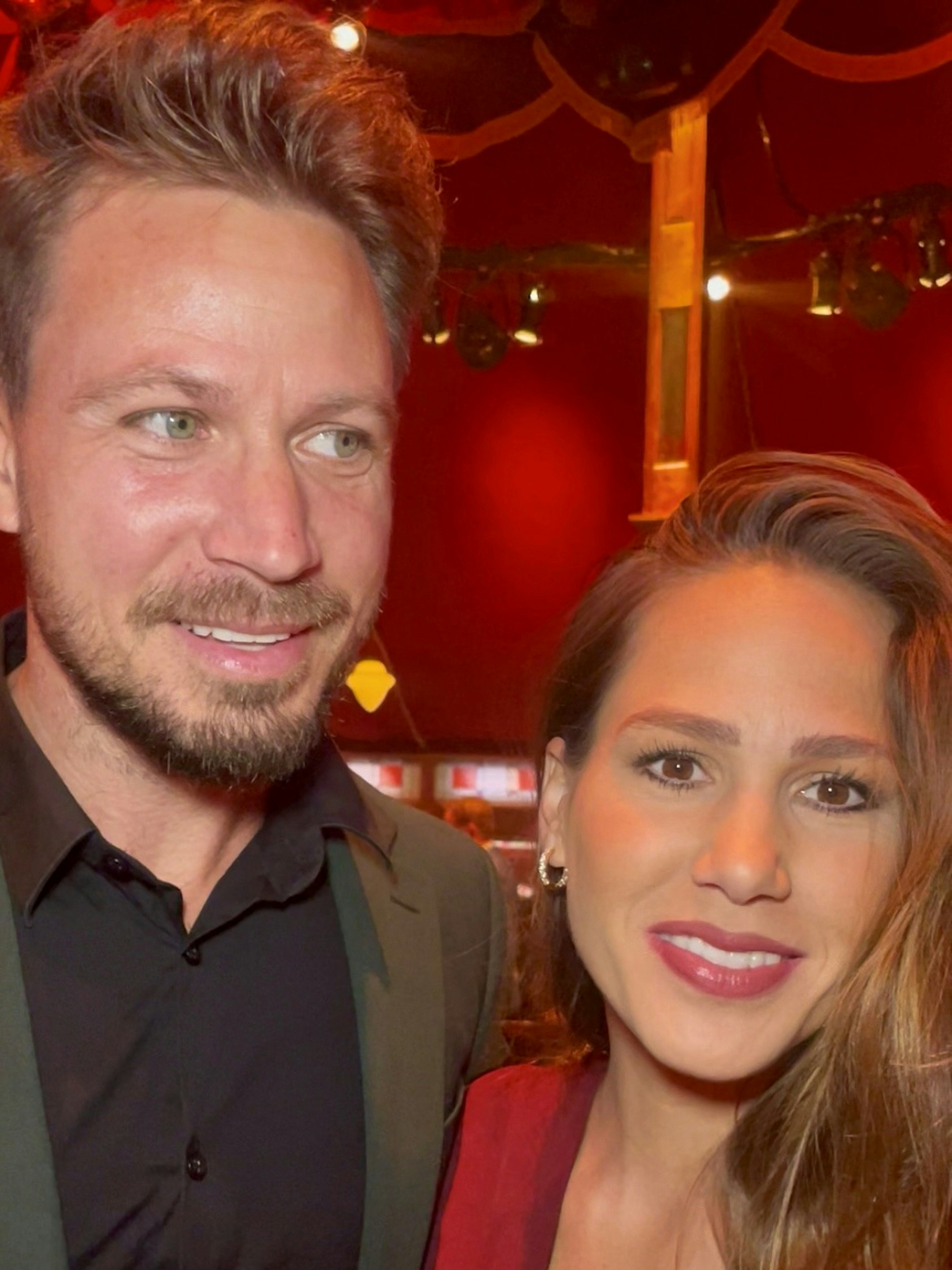 Nach langer Zeit lassen sich Sebastian und Angelina mal wieder zusammen bei einem Event blicken.