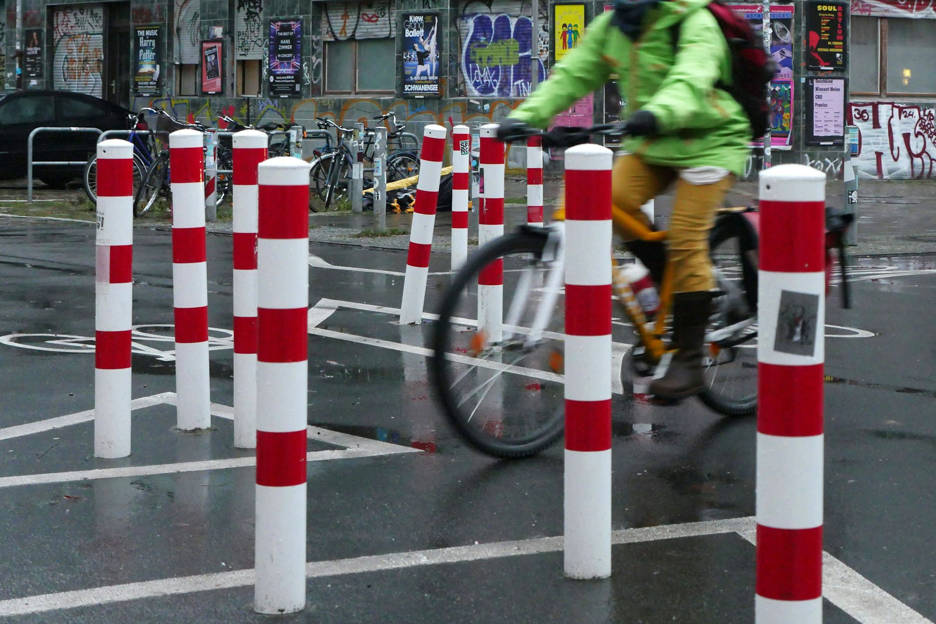 Poller in Neukölln sorgen für weniger Durchgangsverkehr mit Autos.