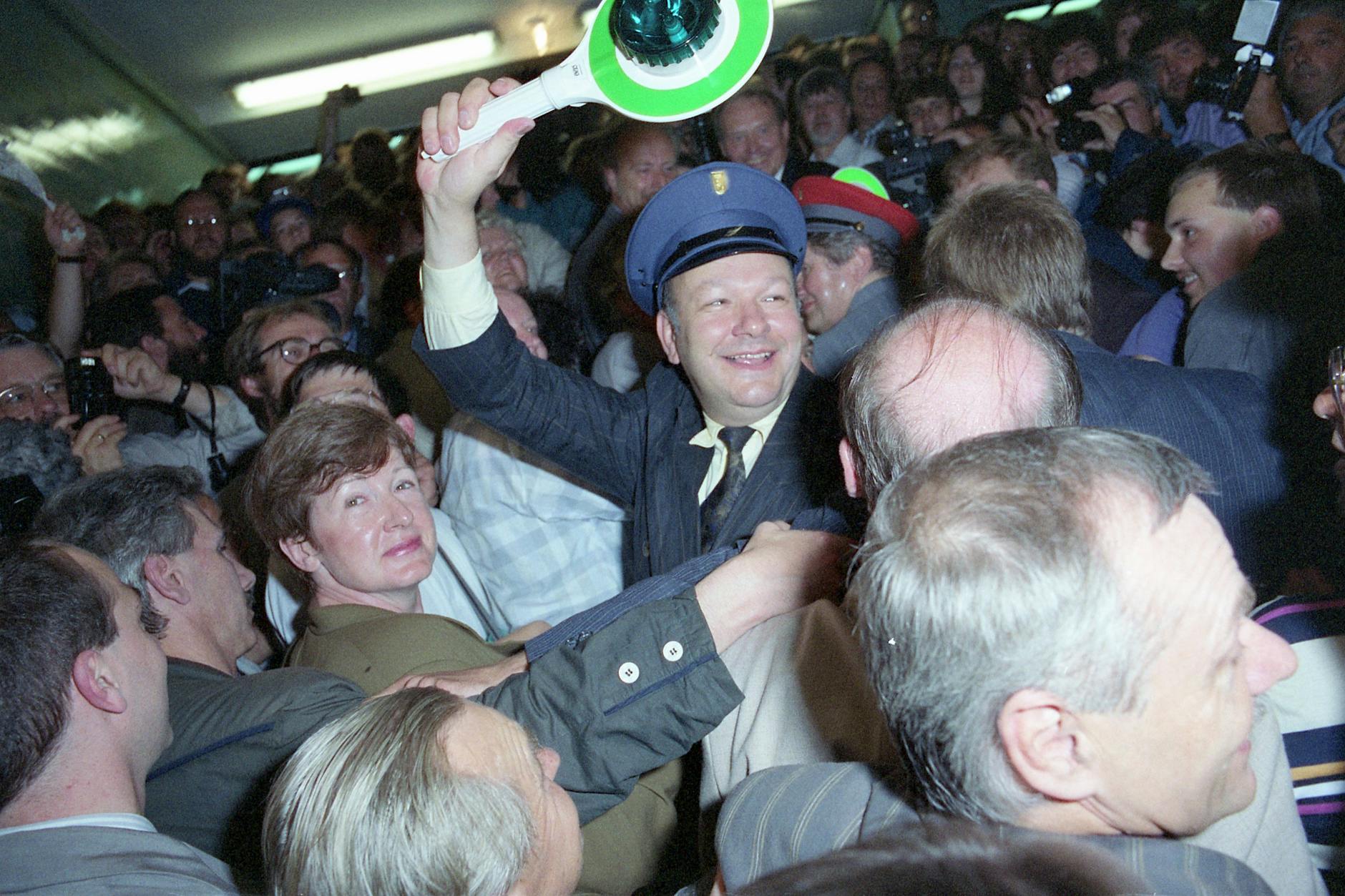 Lust auf eine Zeitreise? So sah der Mauerfall bei der BVG aus!