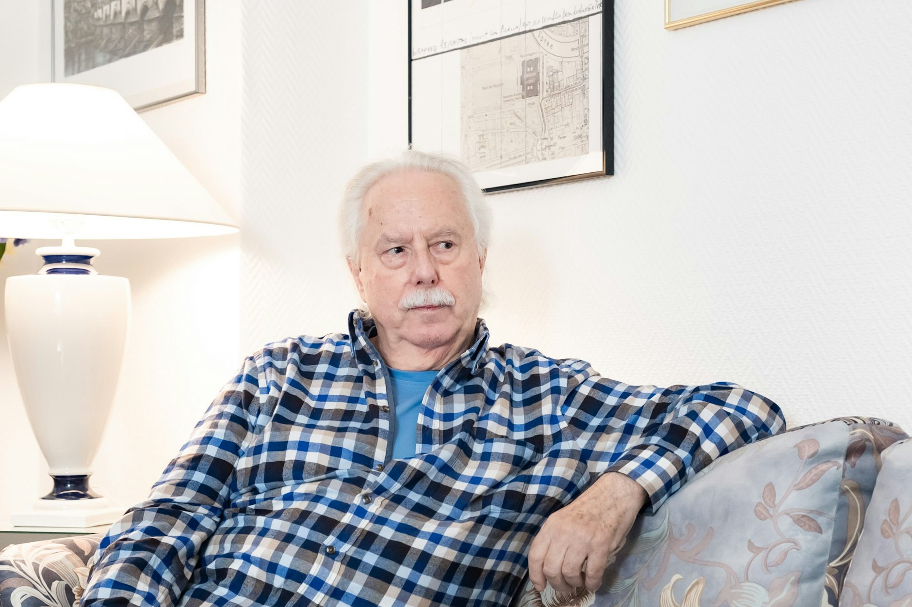 Klaus Detlef-Krahn in seiner Berliner Wohnung. Er trauert um seine Frau Anita Kupsch. Sie waren über 40 Jahre lang ein Liebespaar.