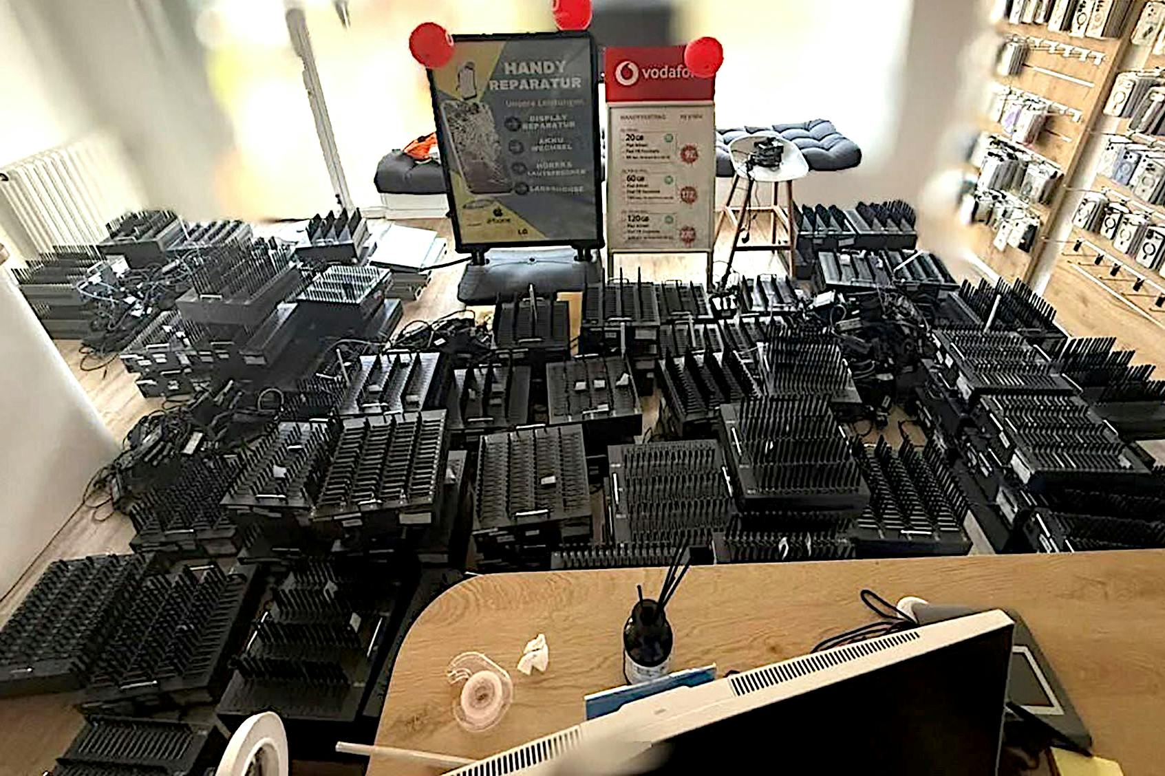 Was für ein Fund! Mit dieser riesigen Maschine zum Versenden Tausender SMS gingen Cyberbetrüger in Berlin auf Beutezug.