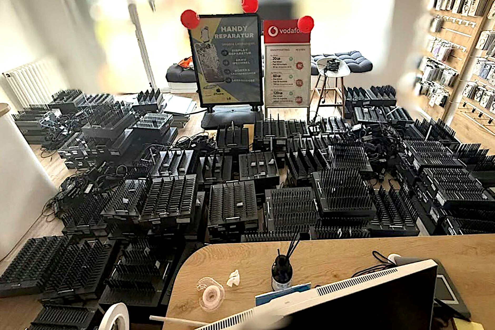 Handy-Farm aufgeflogen! Aus dieser Maschine kommen miese Abzock-SMS