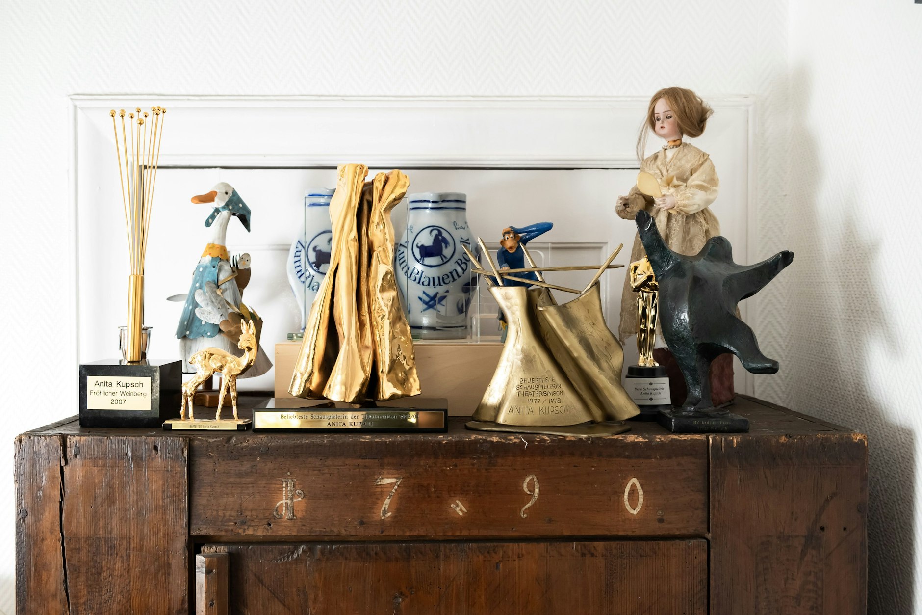 Auf einem Holzschrank im Wohnzimmer hat Krahn die Preise seiner verstorbenen Frau aufbewahrt.