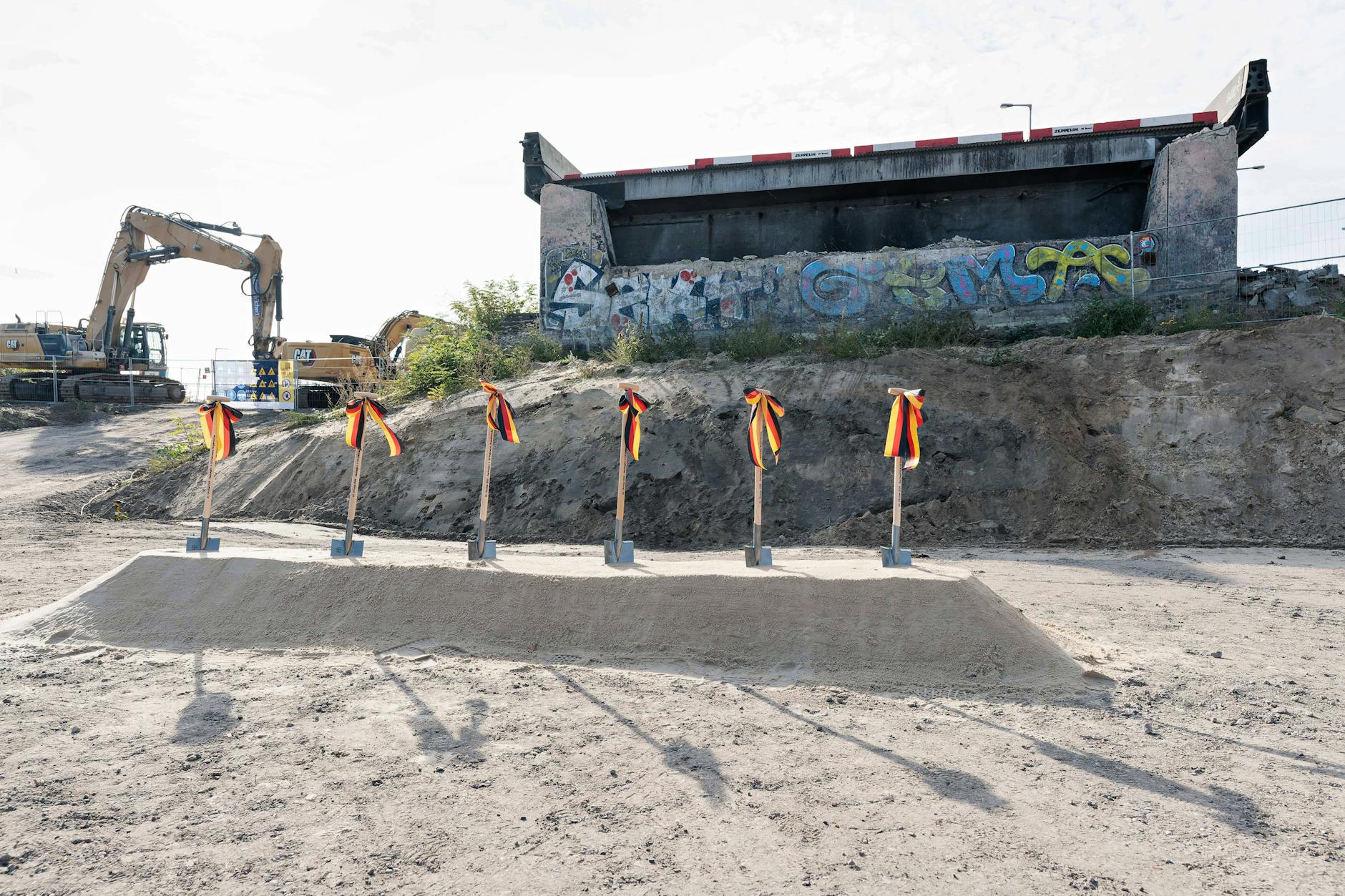 Bereit für den feierlichen ersten Spatenstich: Am 20. Oktober stehen die Schaufeln für die Feier zum Beginn des Baus der neuen Ringbahnbrücke am ICC bereit. Das Autobahnstück im Hintergrund wurde inzwischen abgerissen.