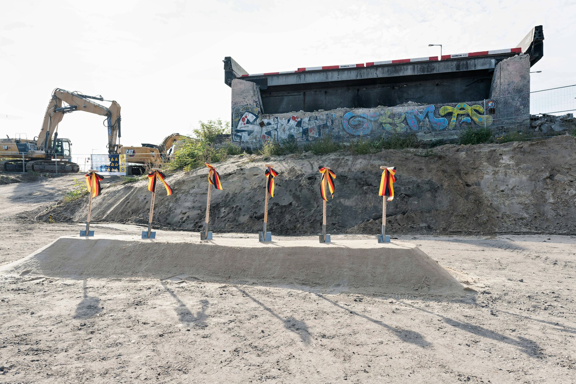Bereit für den feierlichen ersten Spatenstich: Am 20. Oktober stehen die Schaufeln für die Feier zum Beginn des Baus der neuen Ringbahnbrücke am ICC bereit. Das Autobahnstück im Hintergrund wurde inzwischen abgerissen.