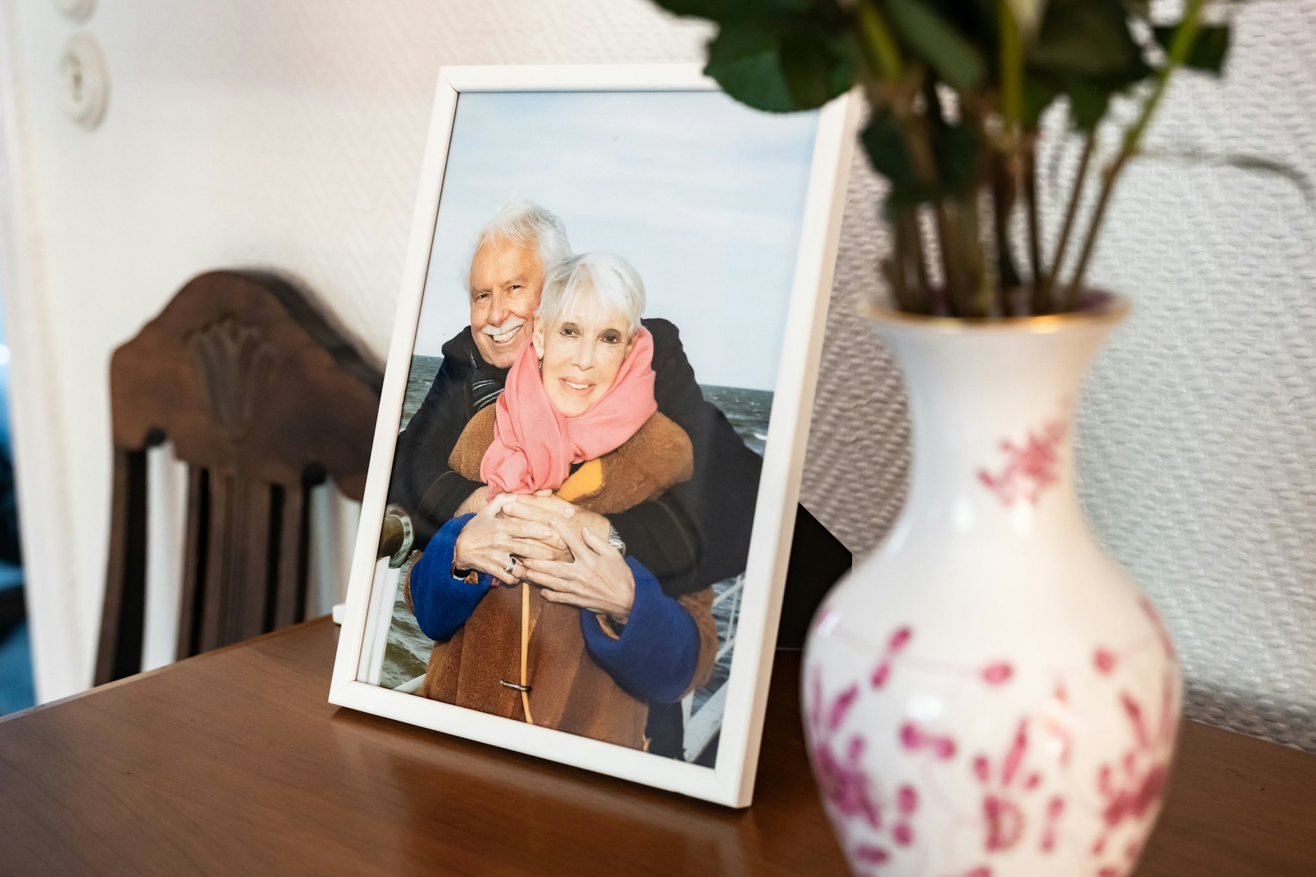 Über 40 Jahre lebten Anita Kupsch und Klaus-Detlef Krahn gemeinsam in ihrer Wohnung in Berlin-Wilmersdorf. Überall sind Erinnerungen der Schauspielerin, auf einer Holzvitrine im Wohnzimmer steht ein gemeinsames Foto