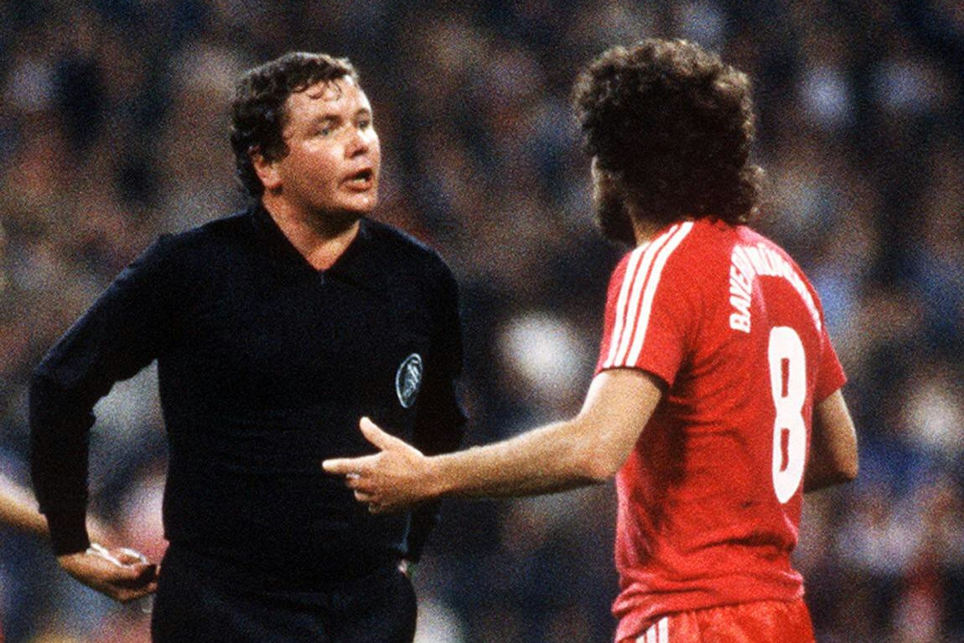 Schiedsrichter Wolf-Dieter Ahlenfelder im Gespräch mit Paul Breitner (Bayern).