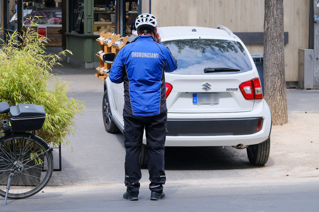 Für das Kontrollieren von Falschparkern sind die Behörden zuständig. Wer es trotzdem privat machen möchte, sollte vorsichtig sein.