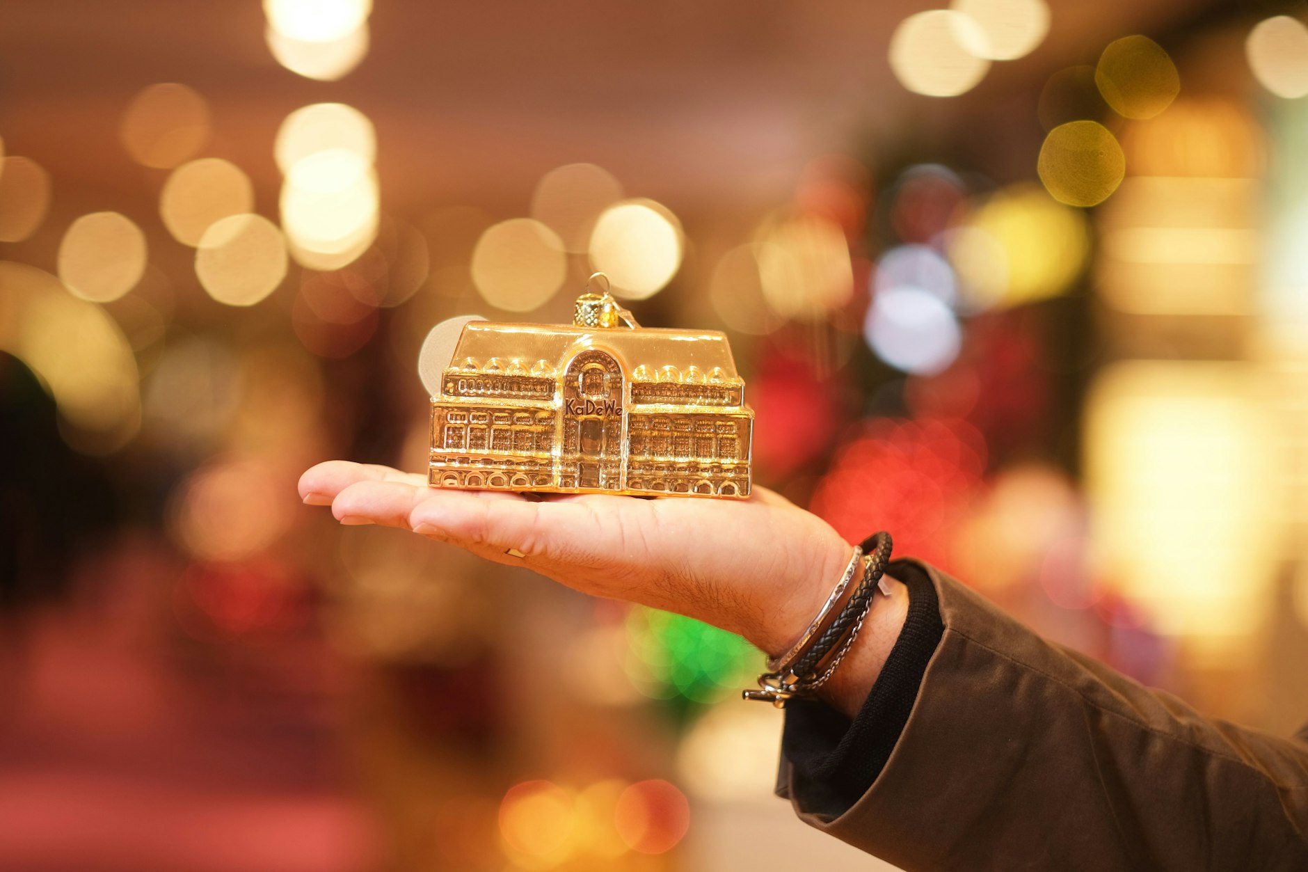 Vorweihnachtsshopping im Kaufhaus des Westens - dieses Wochenende ist das auch sonntags möglich.