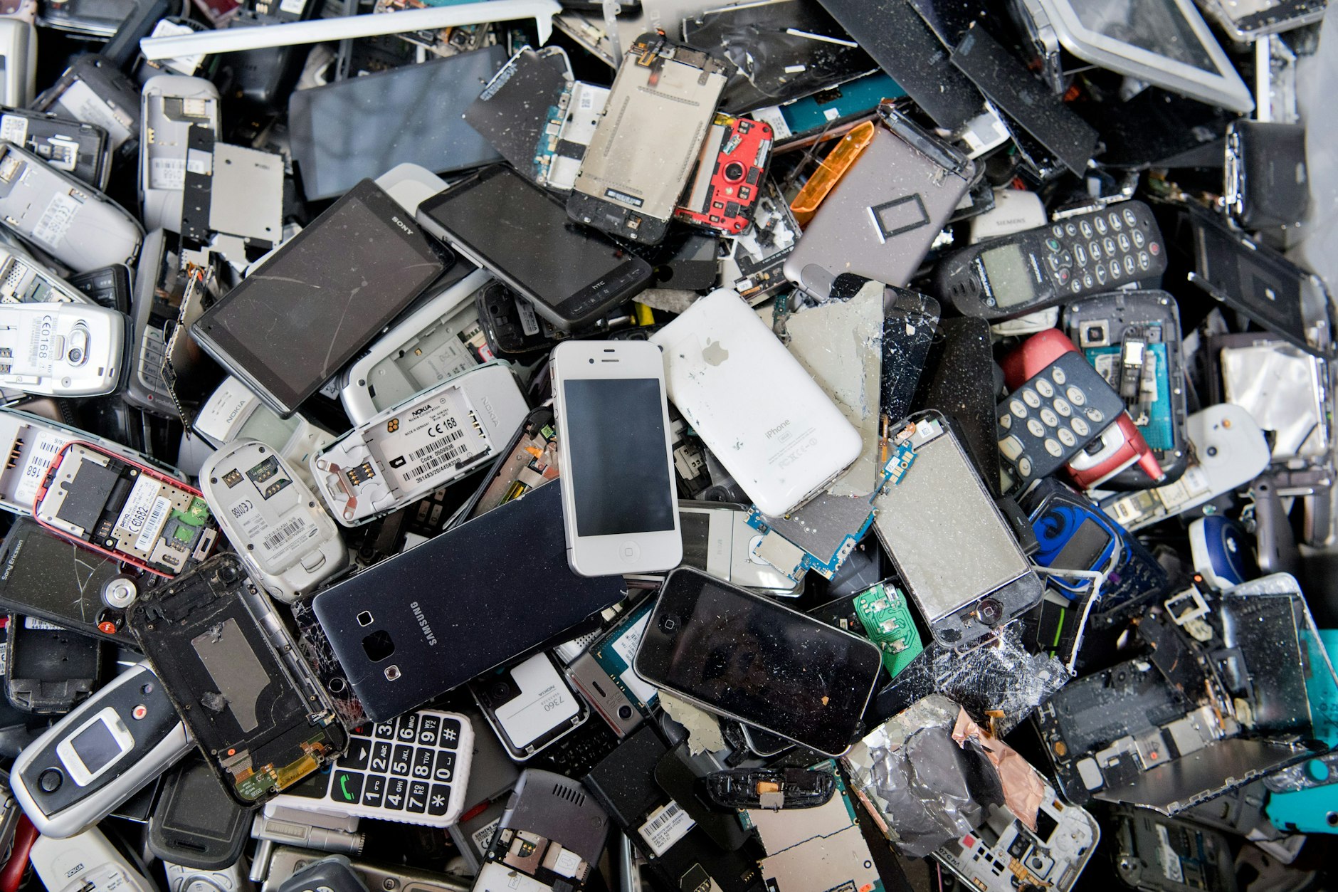 Handys, Laptops, Elektrorasierer: Millionenfach landen Elektrogeräte auf dem Müll.