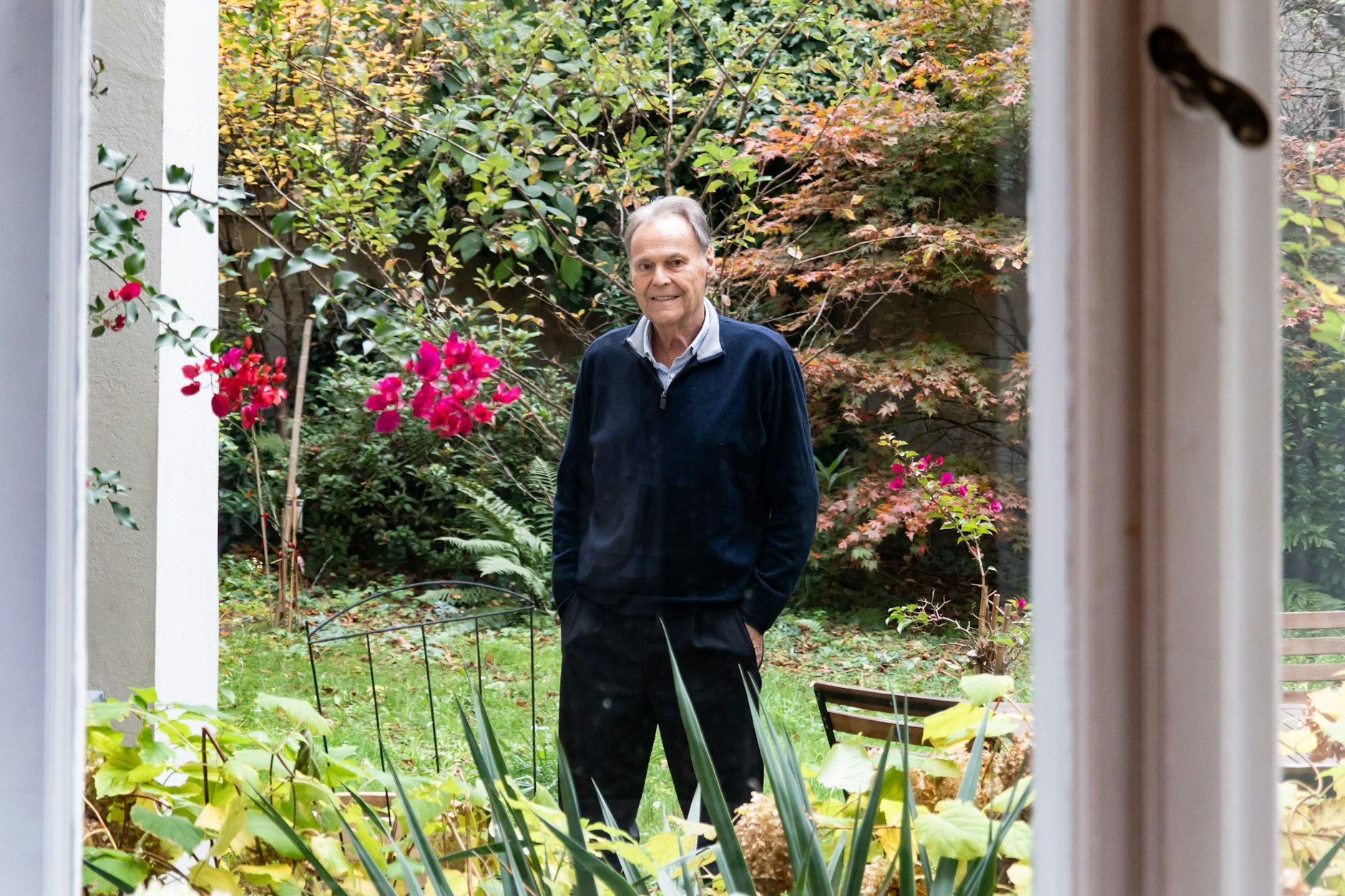 Blick vom Schreibtisch: Peter Schneider in dem kleinen Garten hinterm Haus