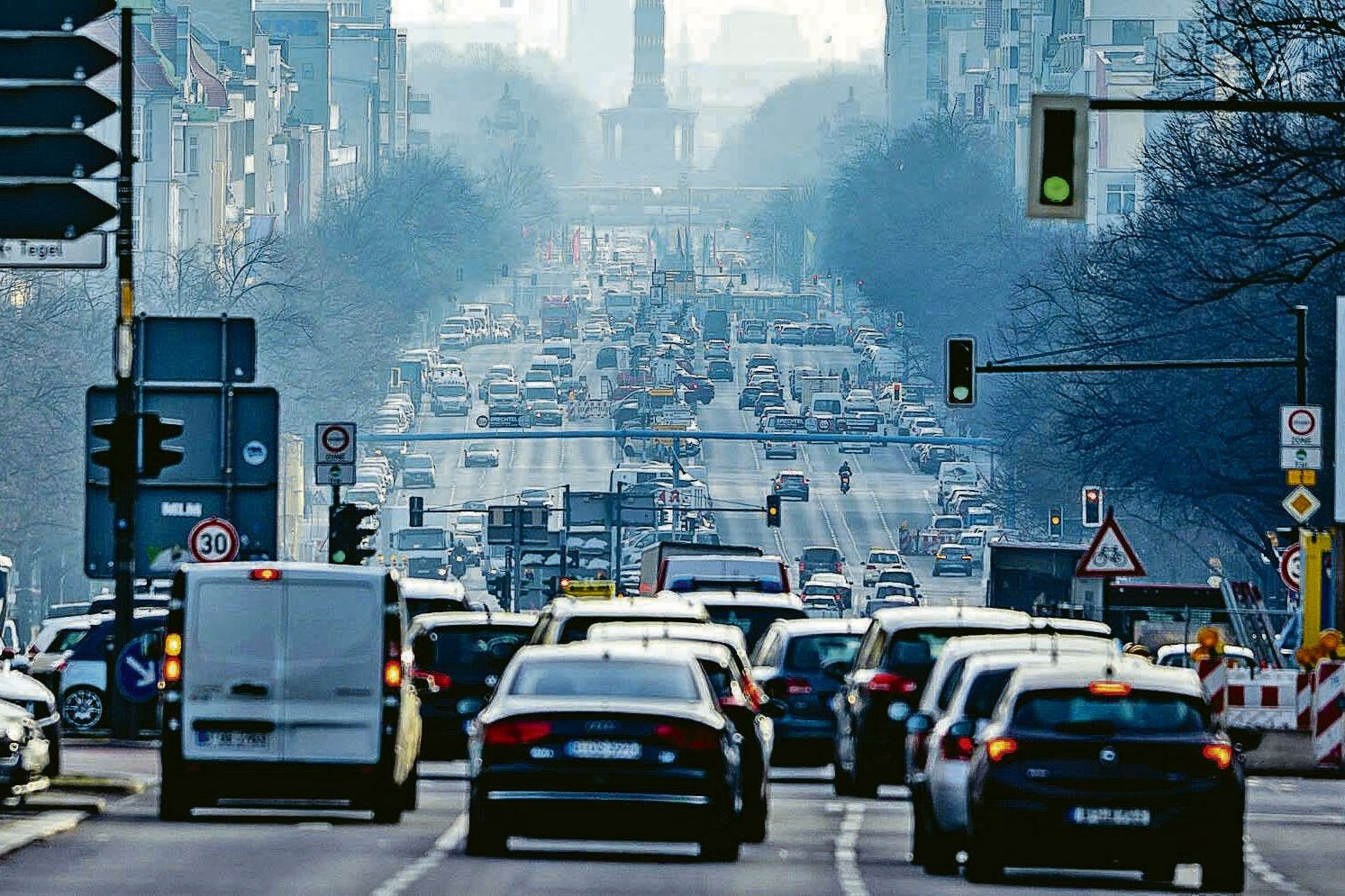 Berlin im Stau – so sieht das Chaos in der Hauptstadt aus. Hier der Kaiserdamm. Er bliebe befahrbar, woanders wären nur an zwölf Tagen pro Jahr Fahren erlaubt.