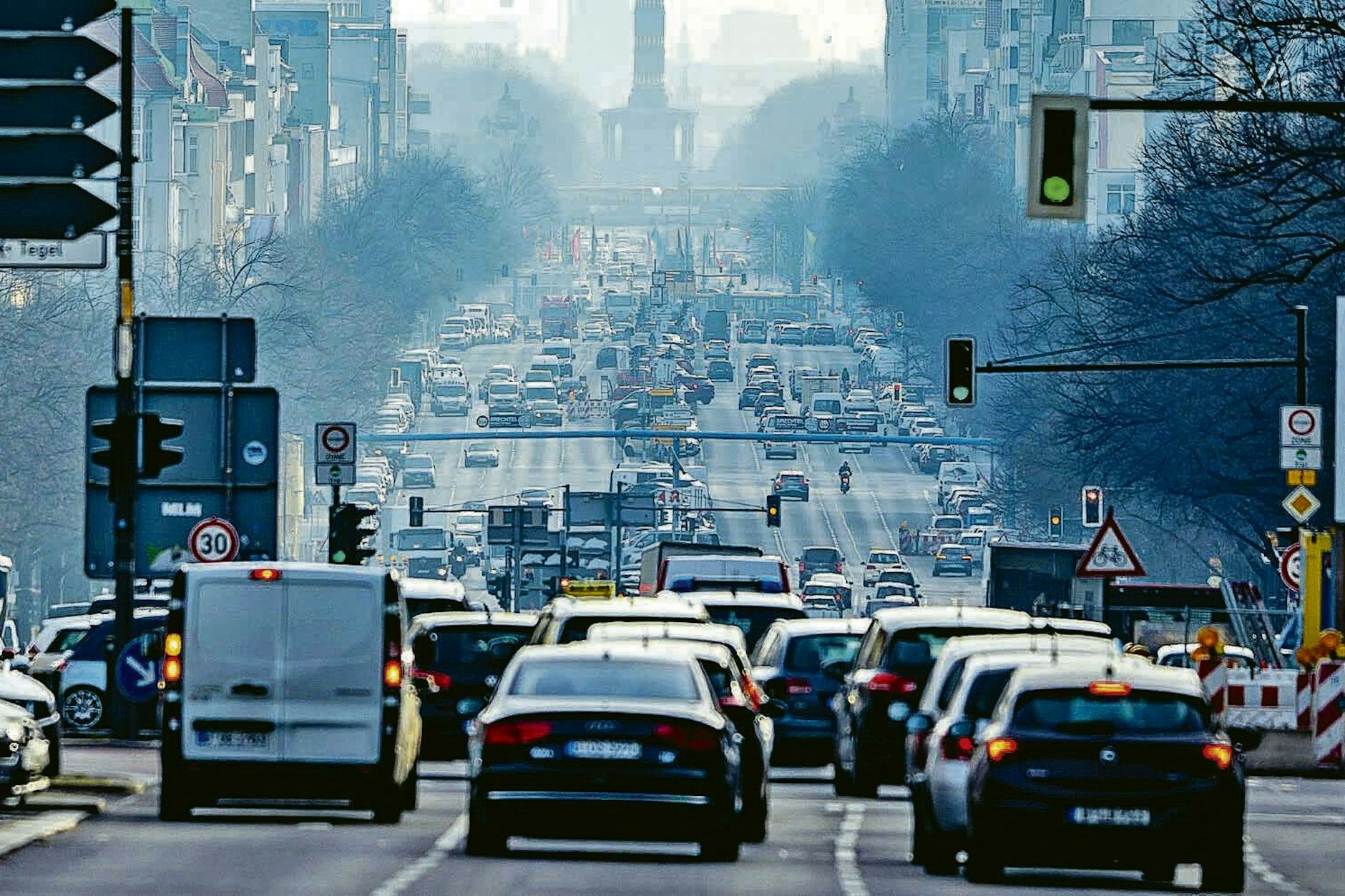 Berlin im Stau&nbsp; – so sieht das Chaos in der Hauptstadt aus. Hier der Kaiserdamm. Er bliebe befahrbar, woanders wären nur an zwölf Tagen pro Jahr Fahren erlaubt.