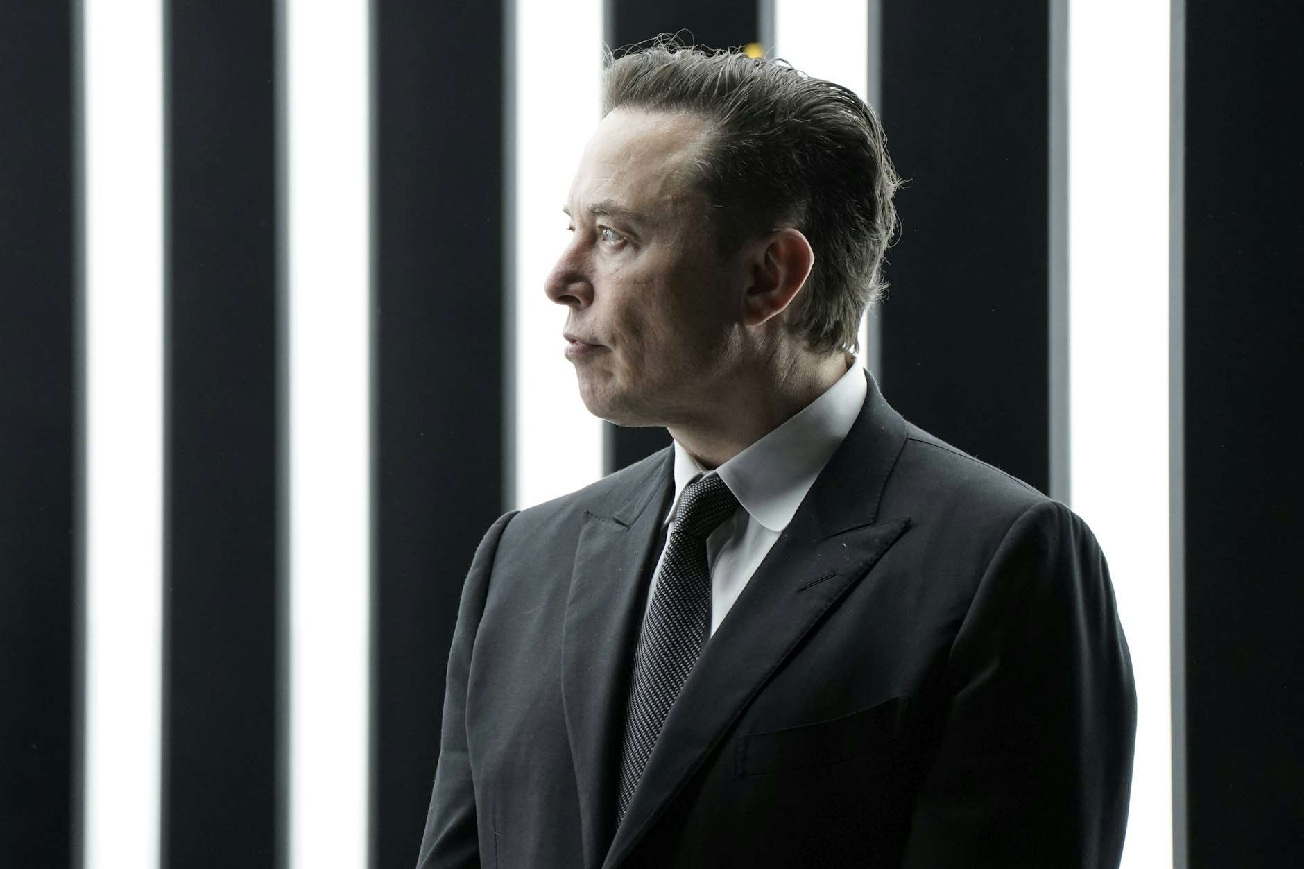 Elon Musk muss für sein Billionen-Gehalt in Form von Tesla-Aktien einige Bedingungen erfüllen. Hier ist der Tesla-Chef im Werk in Grünheide zu sehen.