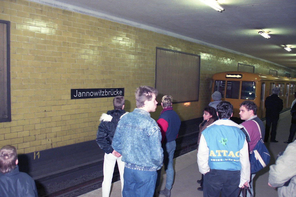 Der U-Bahnhof Jannowitzbrücke am 1. Dezember 1989, endlich war der Geisterbahnhof wieder in Betrieb.