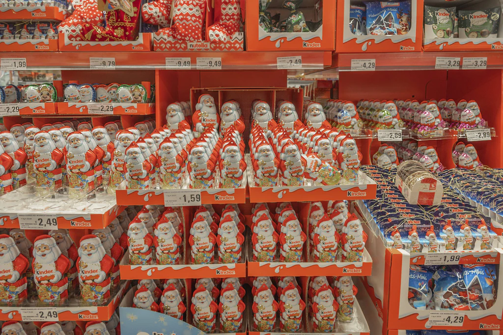 Sie stehen teilweise seit Oktober in den Regalen, die Schocko-Weihnachtsmänner sind ein Muss im Dezember.