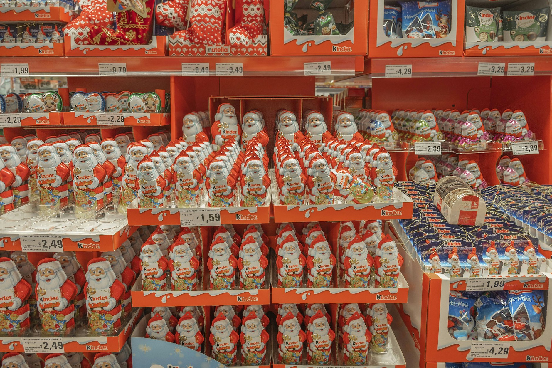 Sie stehen teilweise seit Oktober in den Regalen, die Schocko-Weihnachtsmänner sind ein Muss im Dezember.