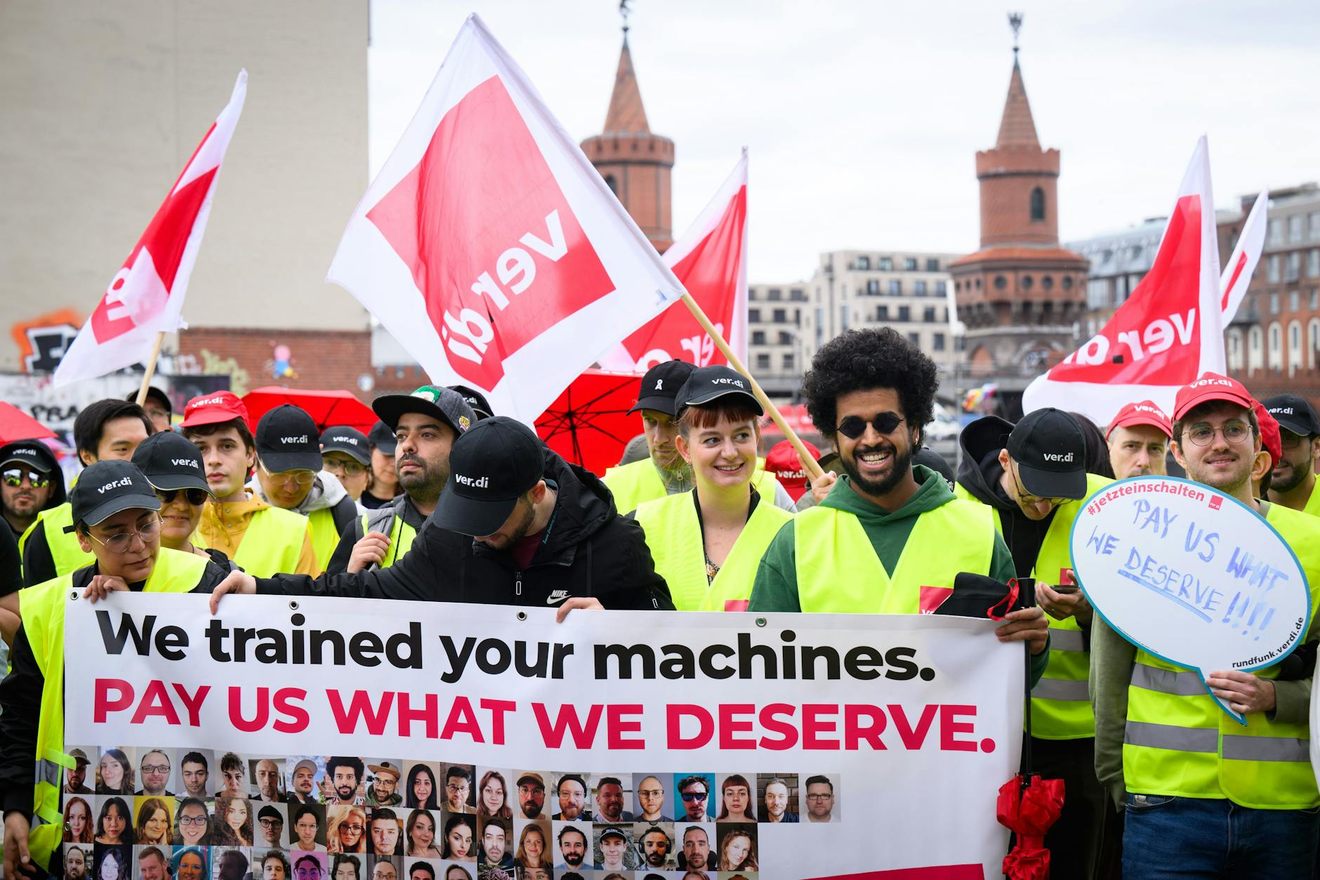 TikTok-Beschäftigte protestierten im Sommer gegen den geplanten Stellenabbau in Berlin.