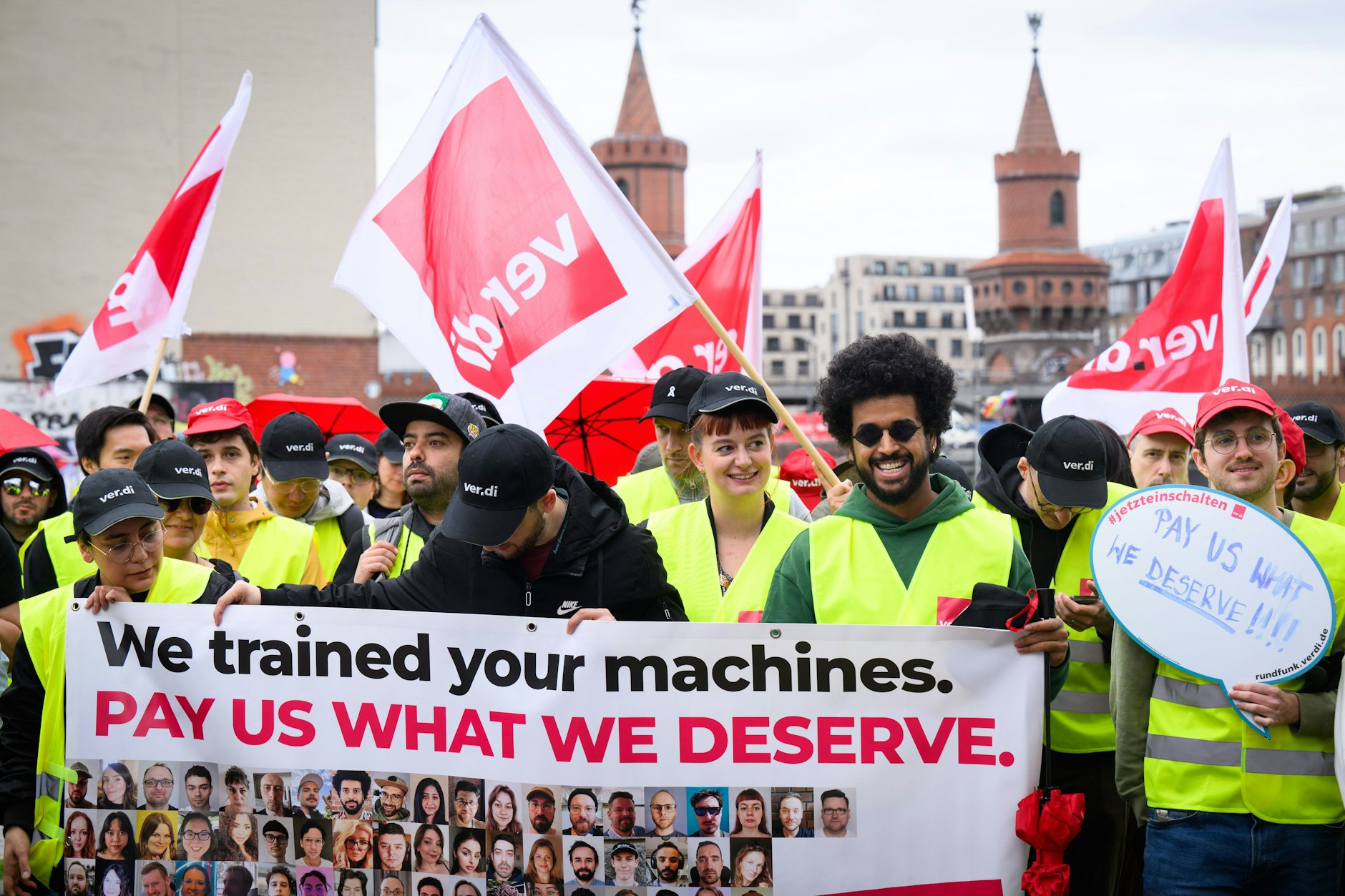 TikTok-Beschäftigte protestierten im Sommer gegen den geplanten Stellenabbau in Berlin.