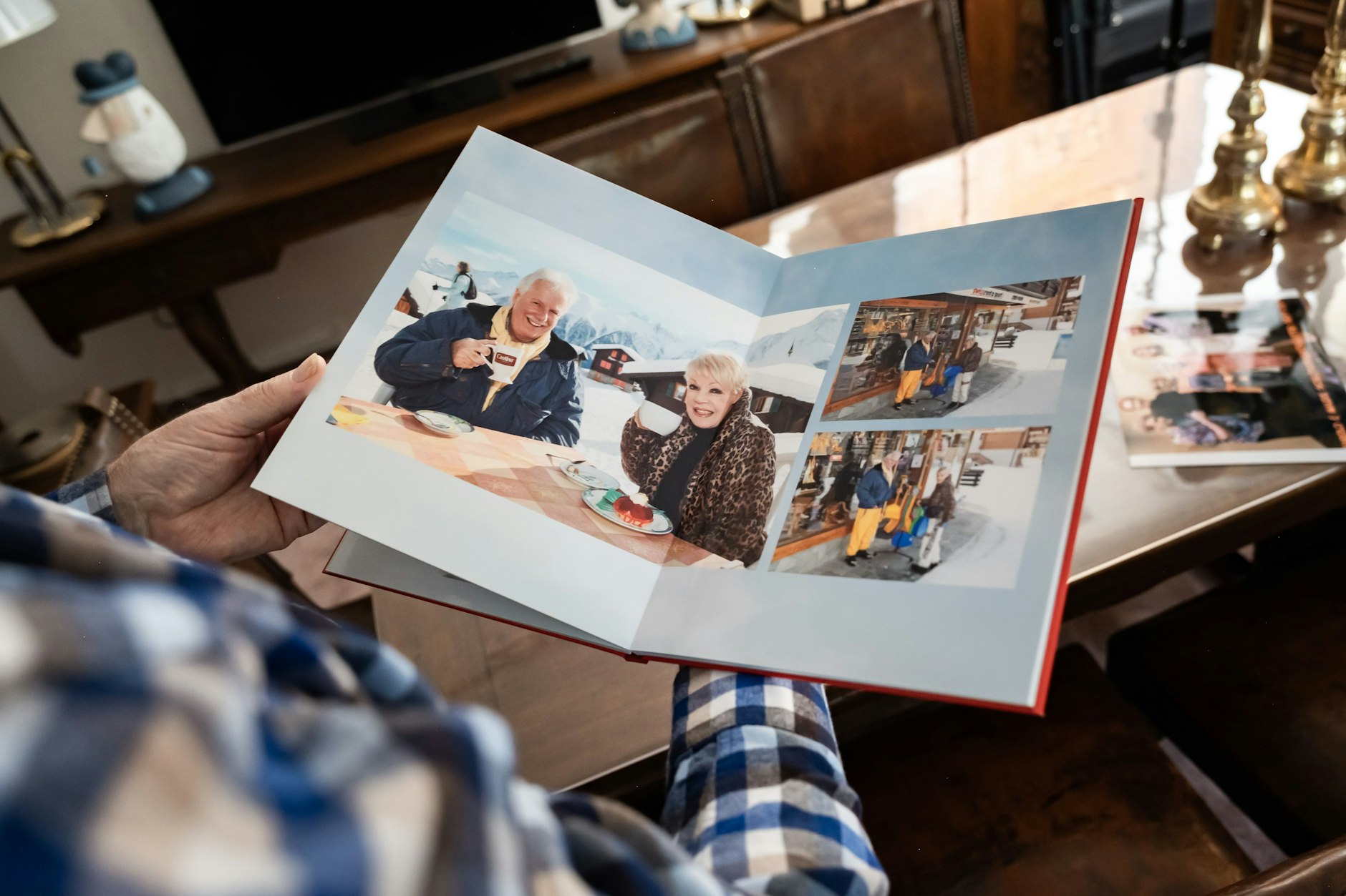 Das Paar liebte es, gemeinsam zu reisen. Krahn hat aus den Schnappschüssen ein Fotoalbum gemacht.