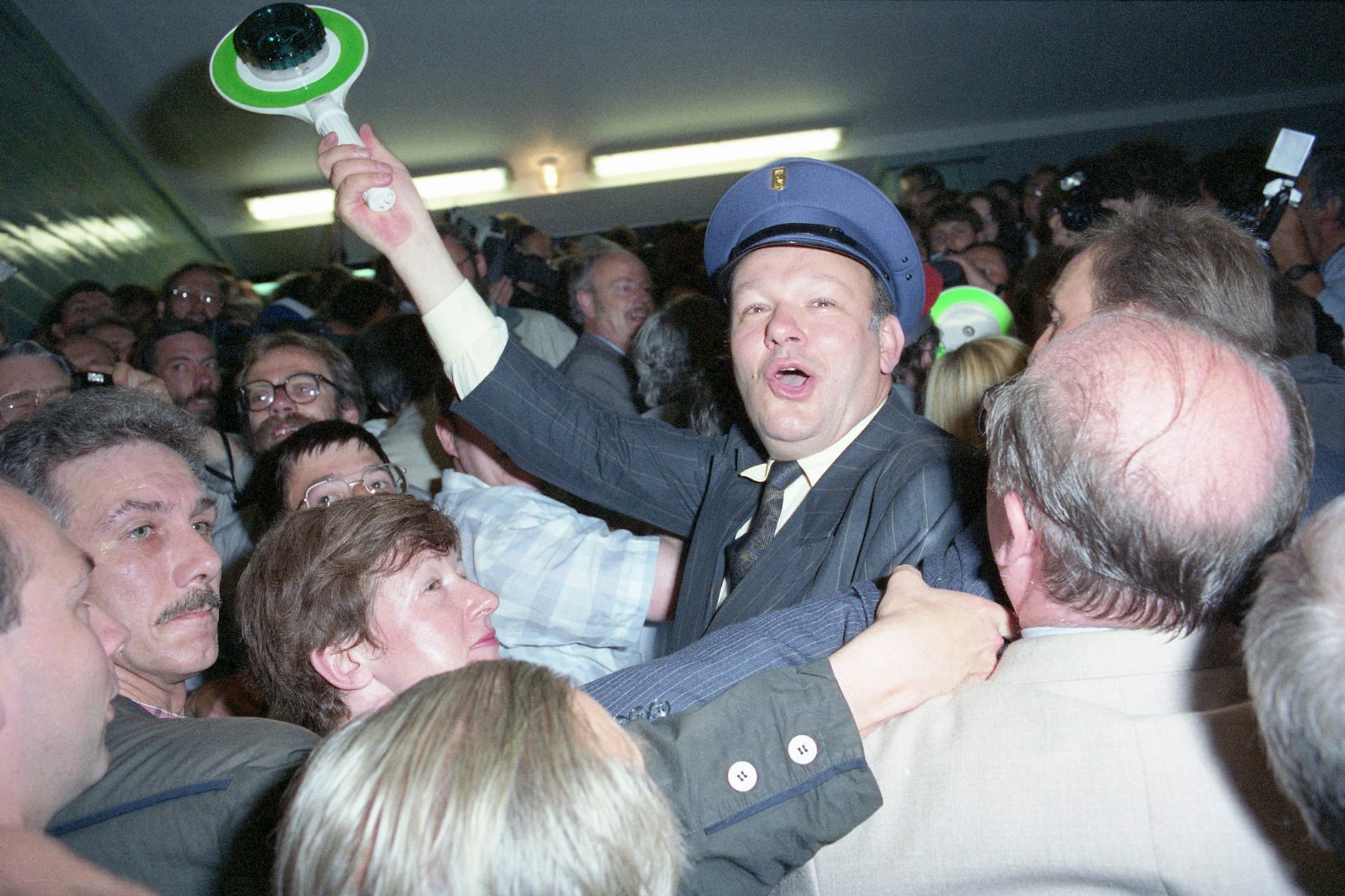 Wiedereröffnung des Geisterbahnhofs U-Alexanderplatz am 1. Juli 1990.