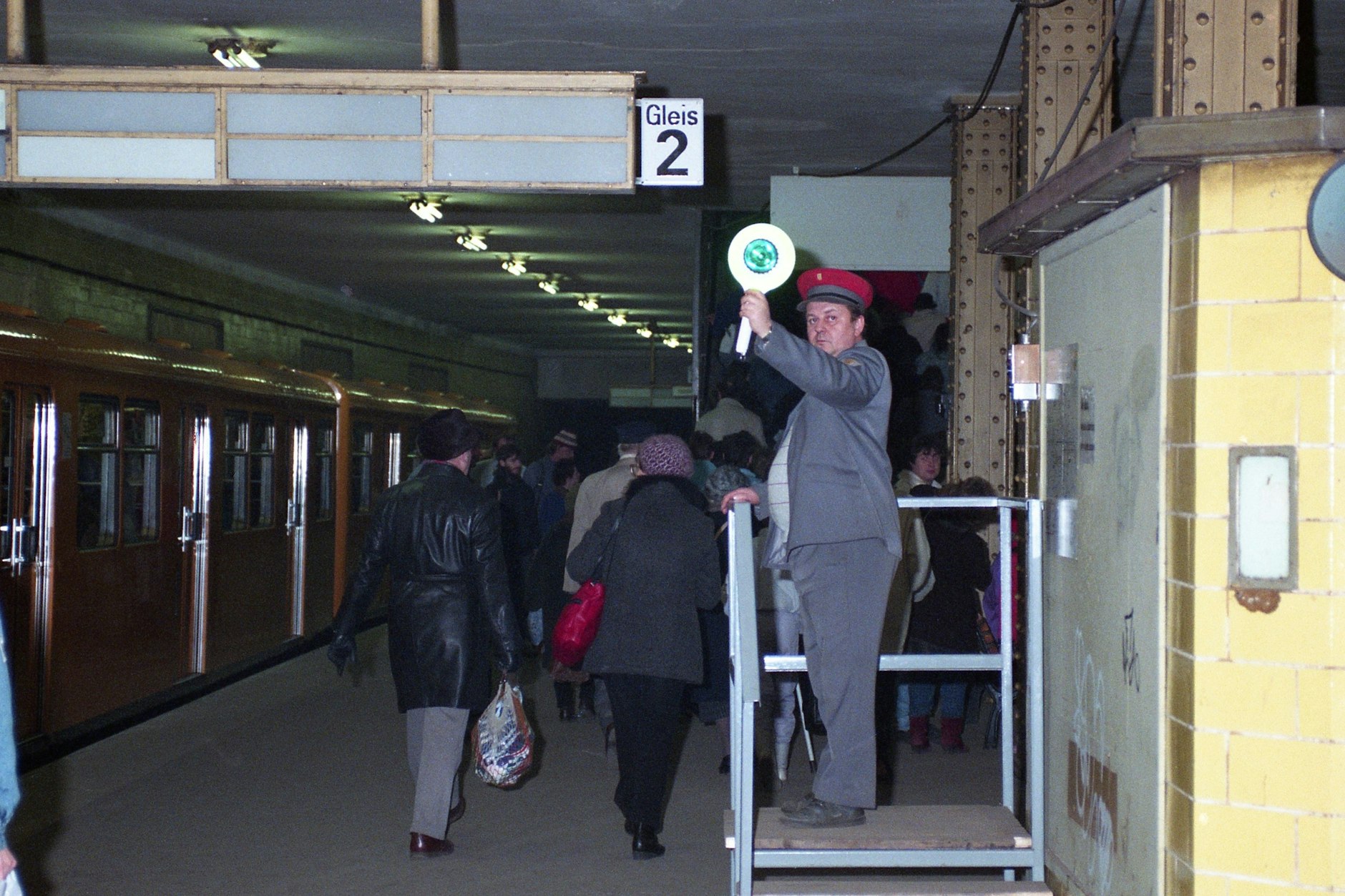 Endlich wieder offen: Der U-Bahnhof Jannowitzbrücke, 1. Dezember 1989.