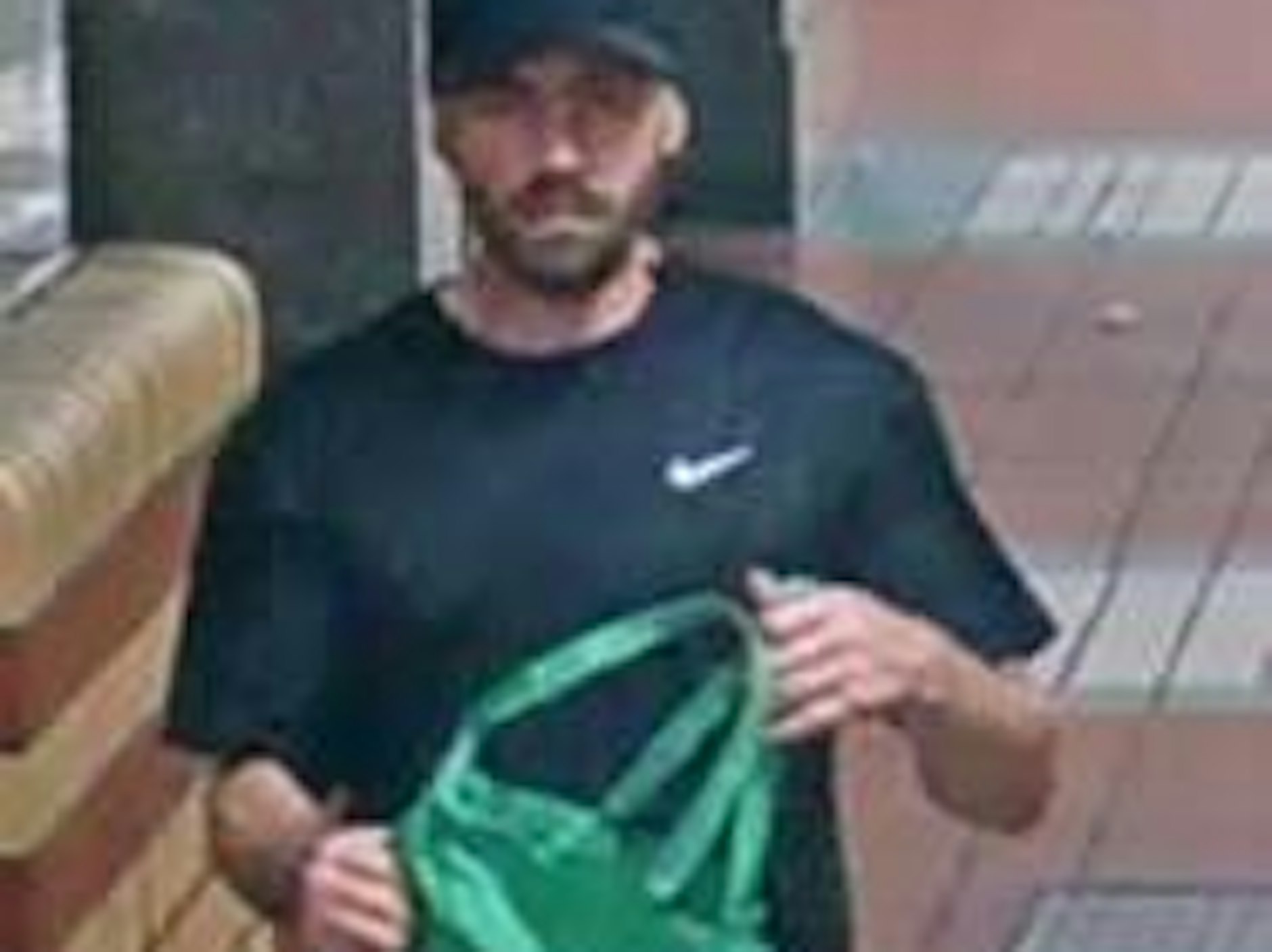 Die Schusswaffe soll sich in diesem grünen Beutel befunden haben.