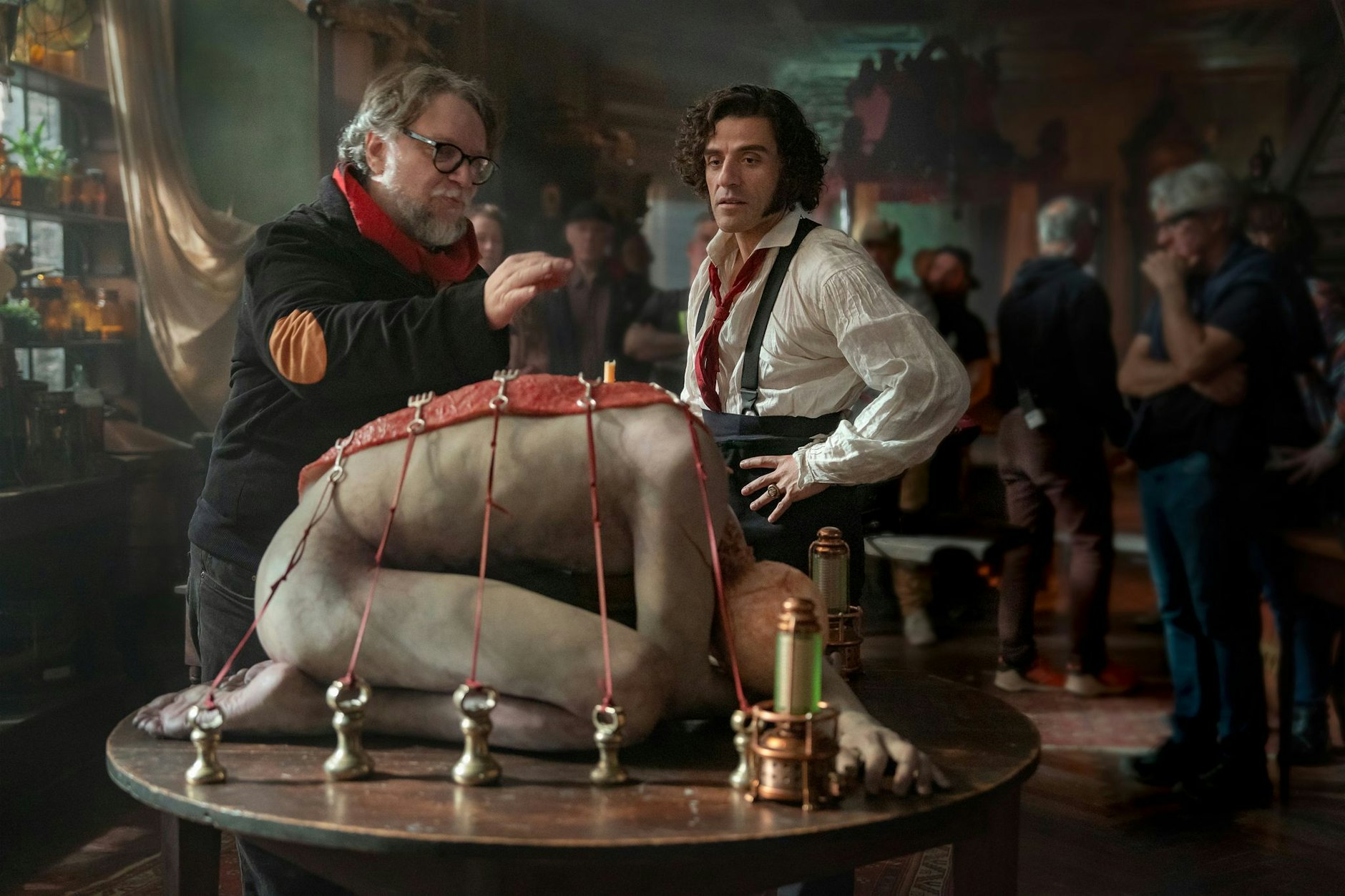 Dieses von Netflix veröffentlichte Bild zeigt Regisseur Guillermo del Toro (l) und und Oscar Isaac am Set von «Frankenstein». Der Film ist ab 7. November auf Netflix zu sehen.