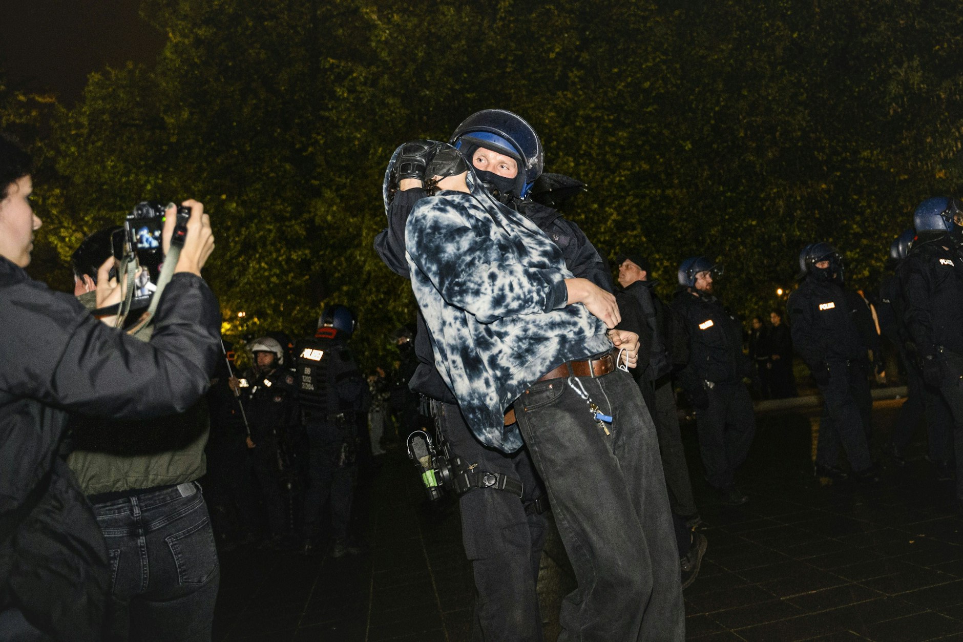 Bei einer anti-israelischen Demo im Oktober 2025 kam es zu zahlreichen Festnahmen und Identitätsfeststellungen.