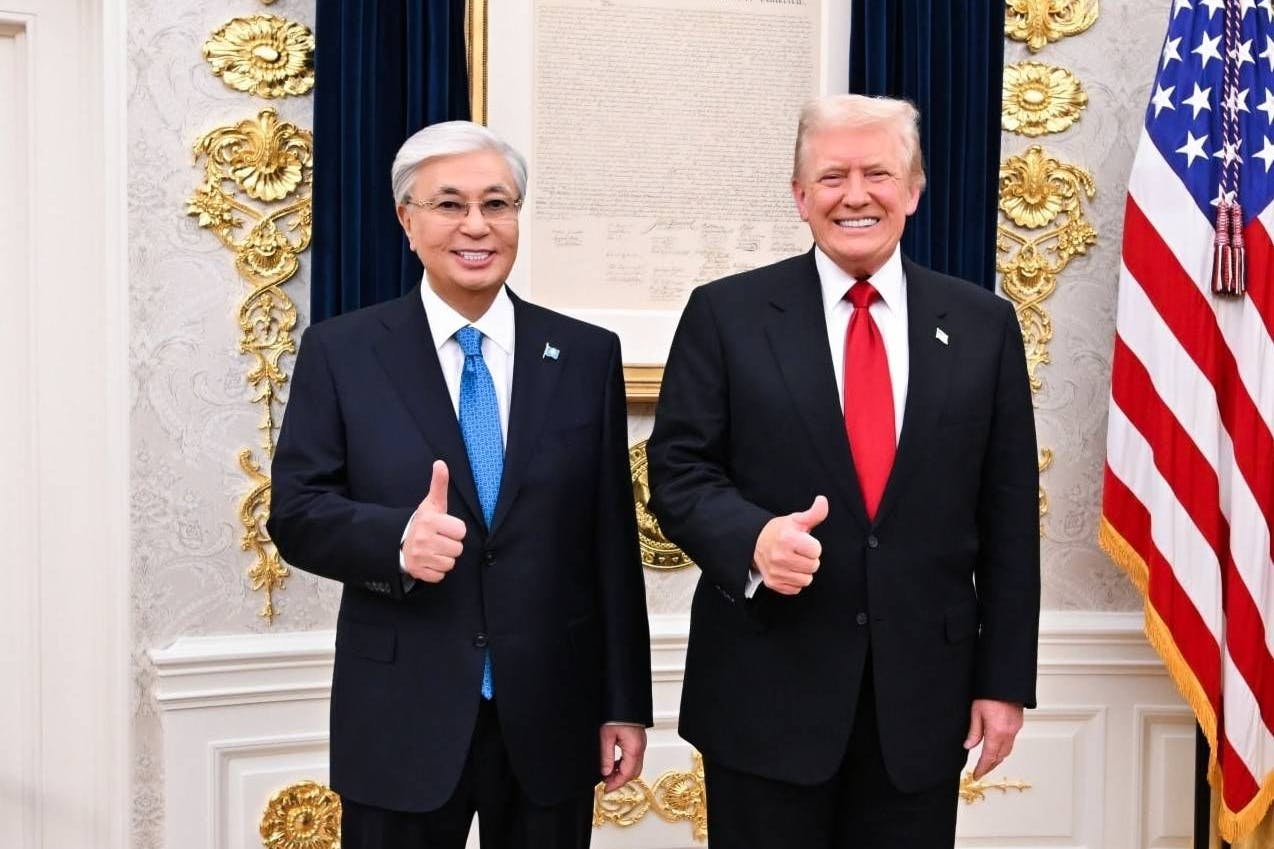 Hat Kasachstan für die Abraham-Abkommen gewonnen: US-Präsident Donald Trump (r.) und sein kasachischer Amtskollege Kassym-Jomart Tokayew in Washington.