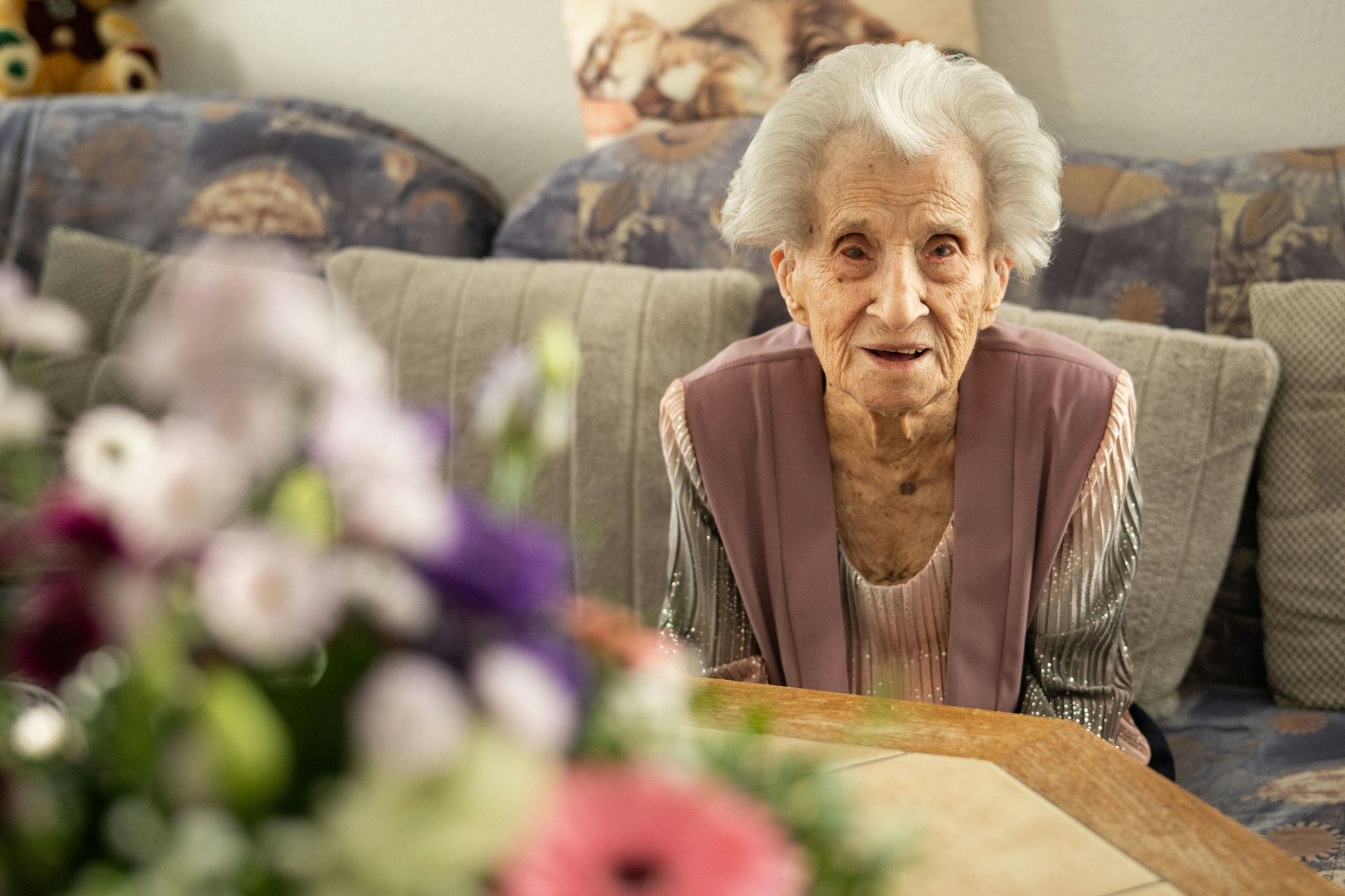 Gertrud Oertel wird am 11.11.2025 111 Jahre alt. Wir besuchten die Seniorin in ihrer WG in Schöneweide und brachten Blumen mit.